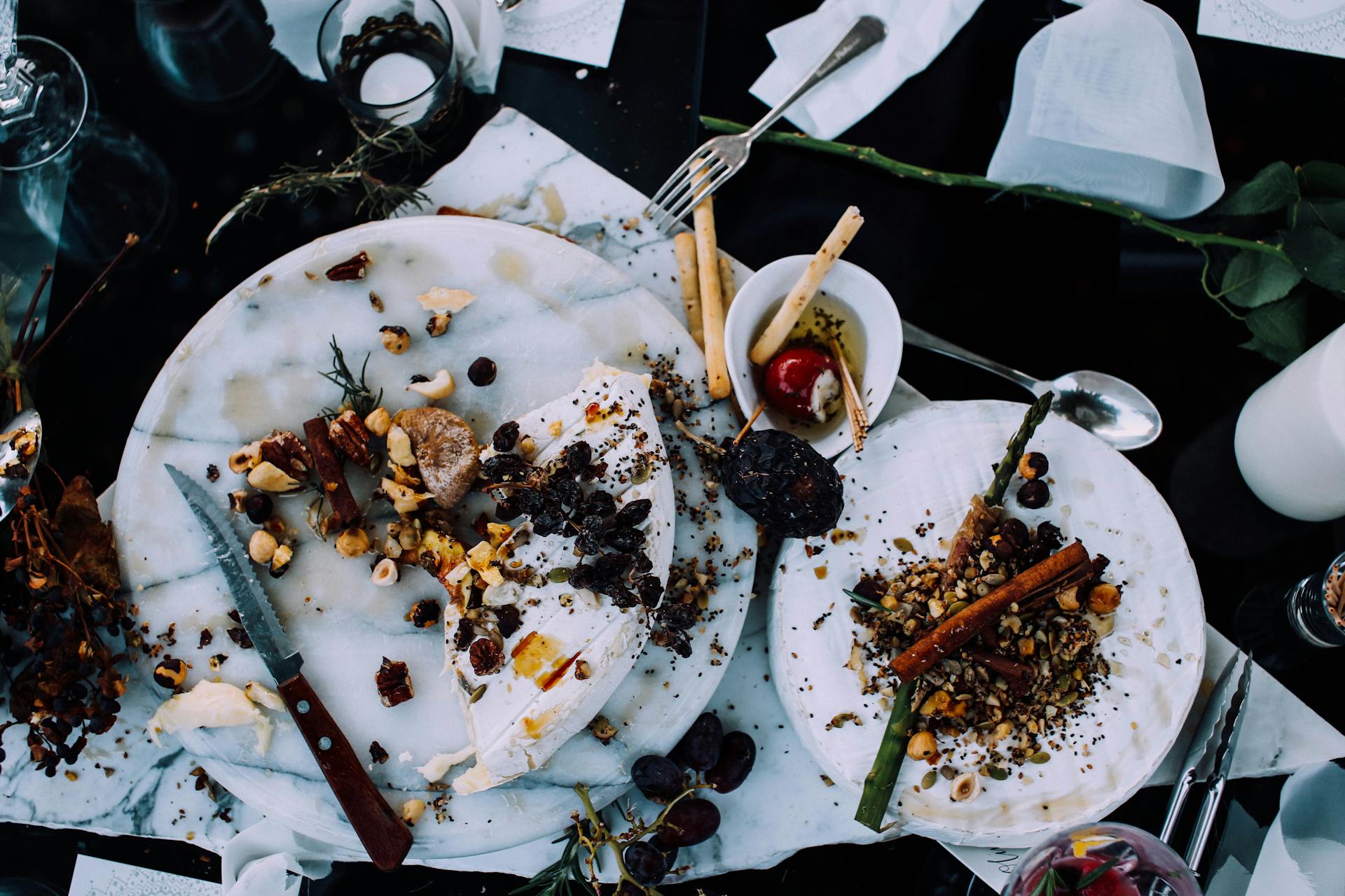 A messy table with leftover food | Source: Pexels