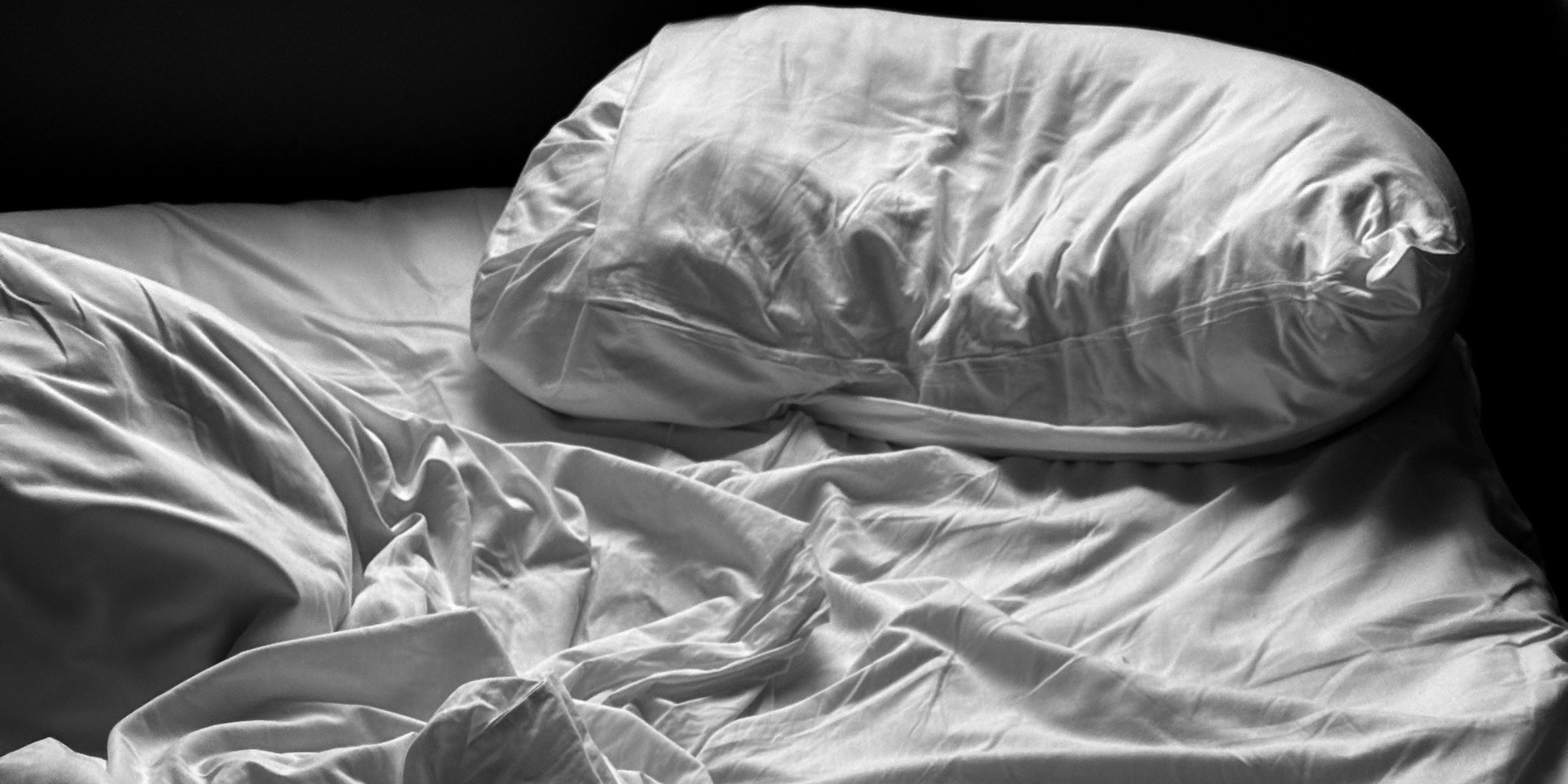 A white pillow and sheets | Source: Pexels