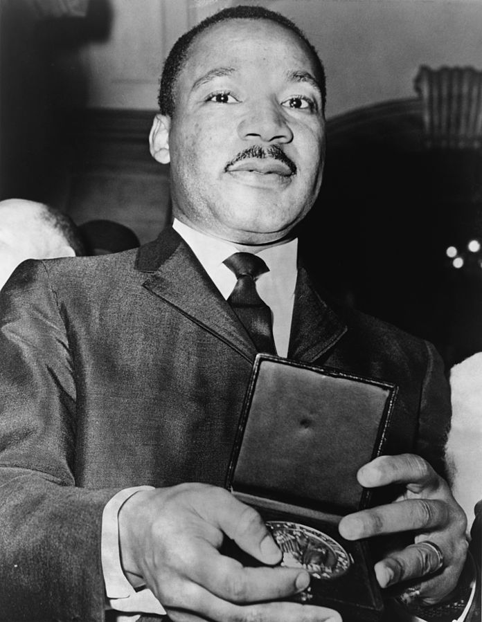 King showing his medallion, which he received from Mayor Wagner, 1963. | Photo: Wikimedia Commons Images