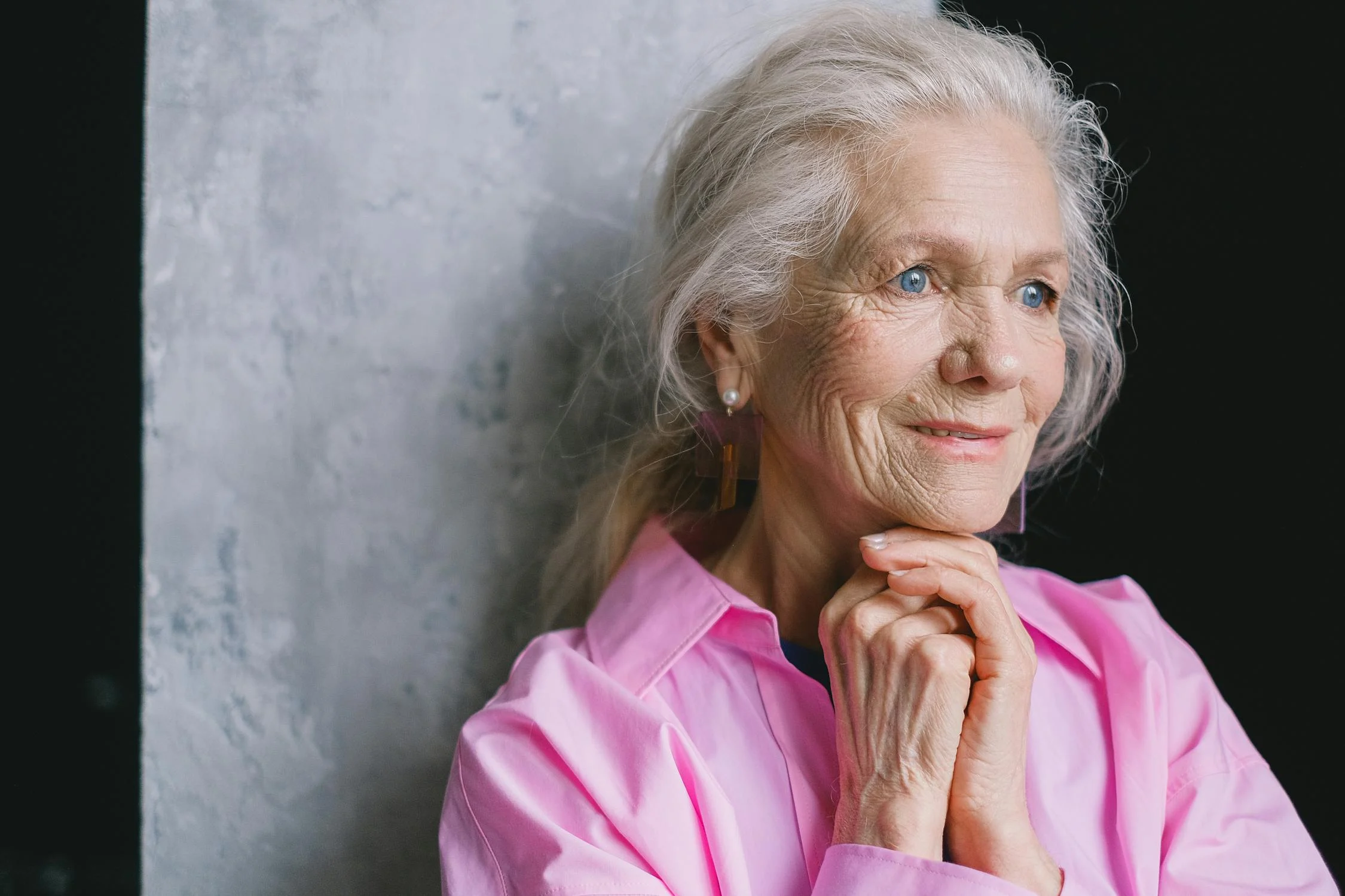 Een lachende vrouw met blauwe ogen | Bron: Pexels