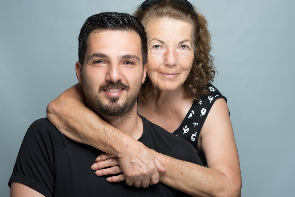 Un fils s'étreignant avec sa mère. | Shutterstock