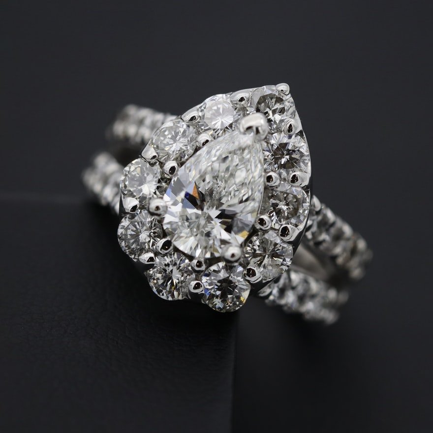 Tom gave Rachel a ring with a huge diamond worth millions | Source: Unsplash