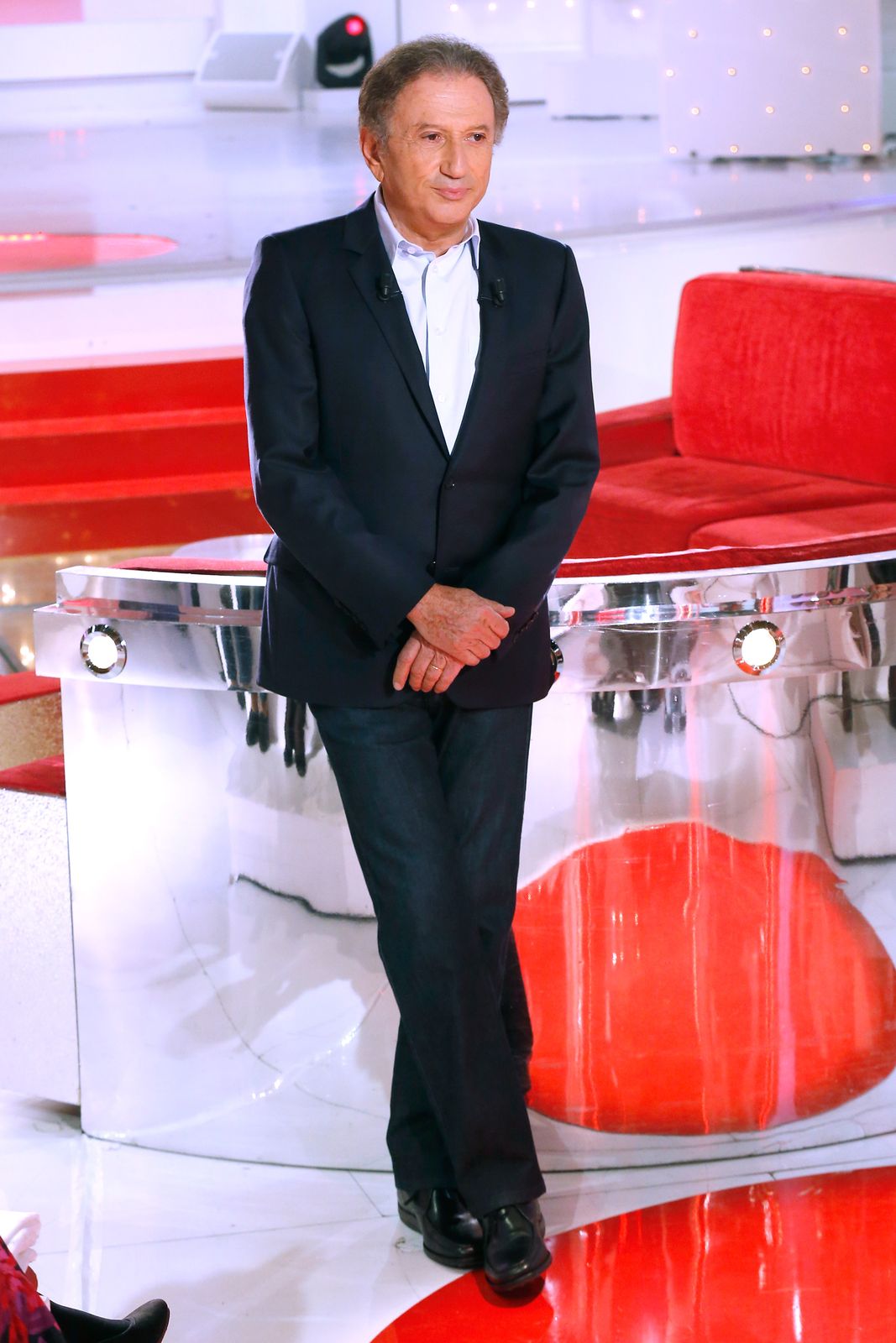 Michel Drucker présente l'émission de télévision française 'Vivement Dimanche' au Pavillon Gabriel le 20 octobre 2015 à Paris, France.  | Photo : Getty Images