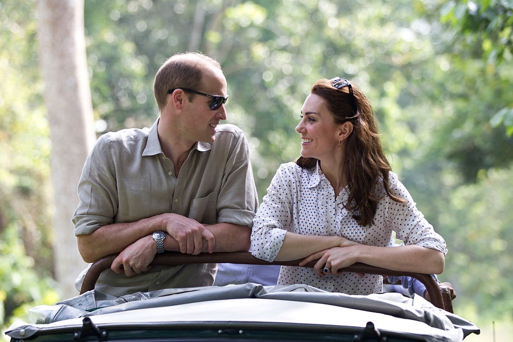 Catherine, Herzogin von Cambridge und Prinz William, Herzog von Cambridge, machen eine Pirschfahrt im Kaziranga-Nationalpark im Kaziranga-Nationalpark am 13. April 2016 in Guwahati, Indien. (Foto von Heathcliff O'Malley - WPA Pool) I Quelle: Getty Images