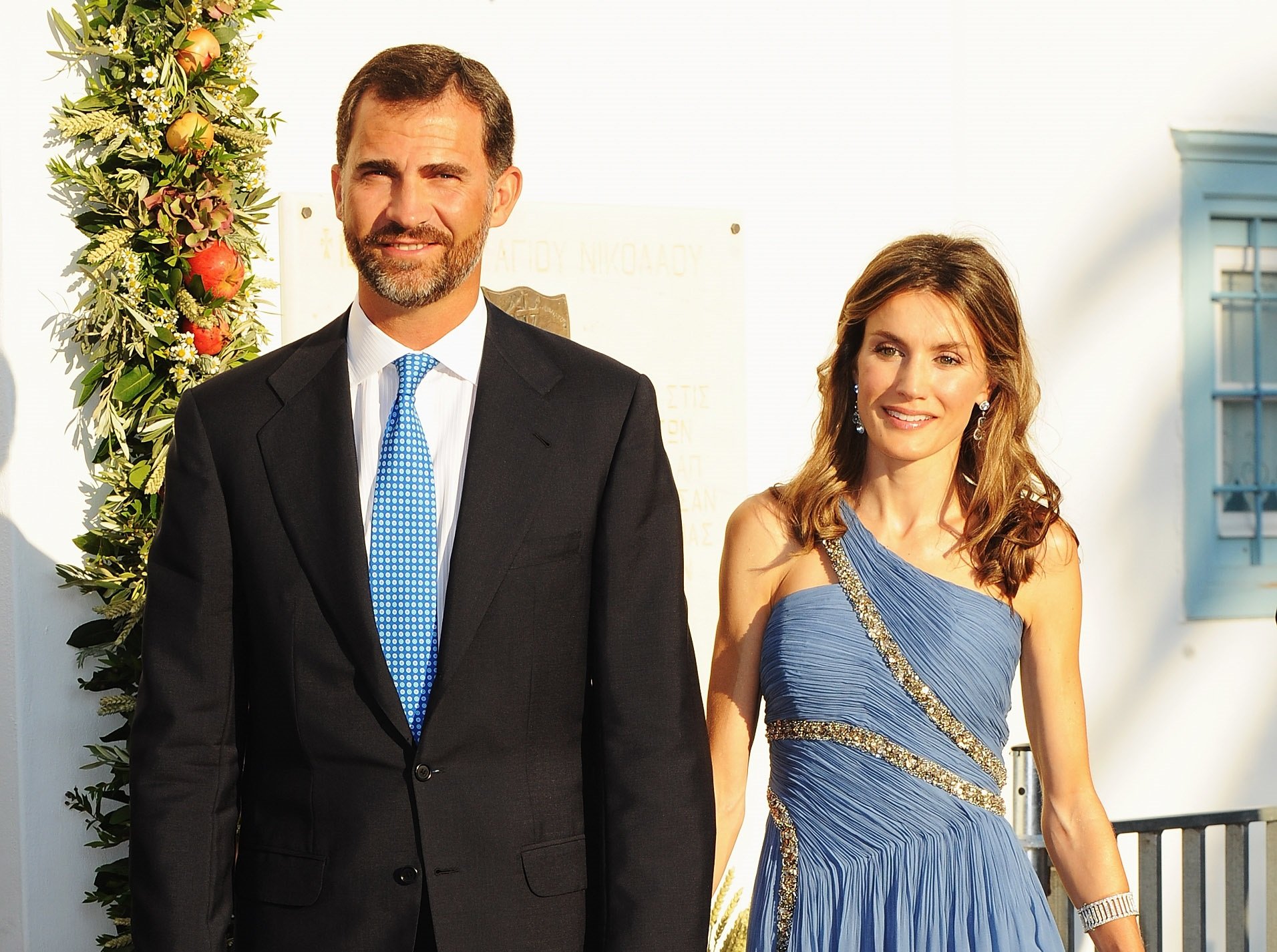 Don Felipe y doña Letizia en la boda de Nicolás de Grecia y Tatiana Blatnik, el 25 de agosto de 2010 en Spetses, Grecia. | Foto: Getty Images