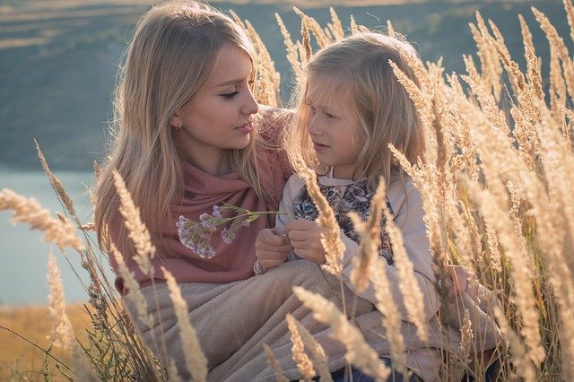 Madre e hija.│ Foto: Pixabay