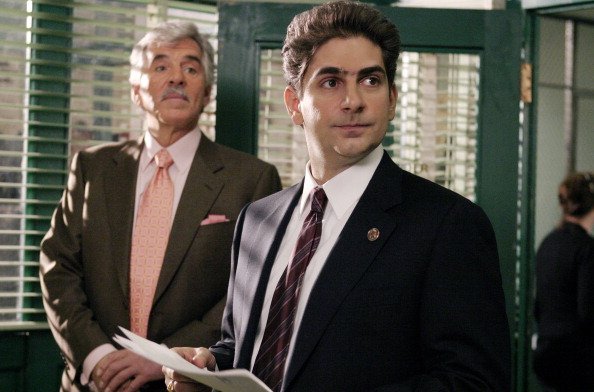 LAW & ORDER, Folge 21 "Publish and Perish", 2005, Im Bild: (l-r) Dennis Farina als Det. Joe Fontana und Michael Imperioli als Detective Nick Falco | Quelle: Getty Images