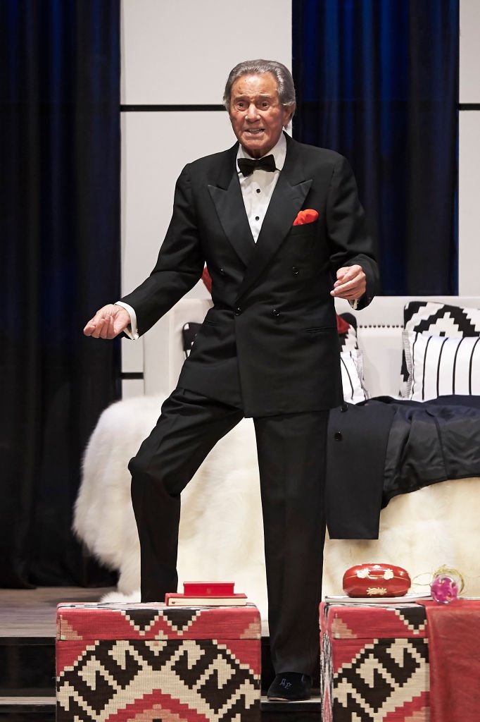 El actor español Arturo Fernández celebra su 89 cumpleaños en el escenario durante la obra de teatro 'Alta Seduccion' en el Teatro Amaya el 21 de febrero de 2018 en Madrid, España. | Imagen: Getty Images