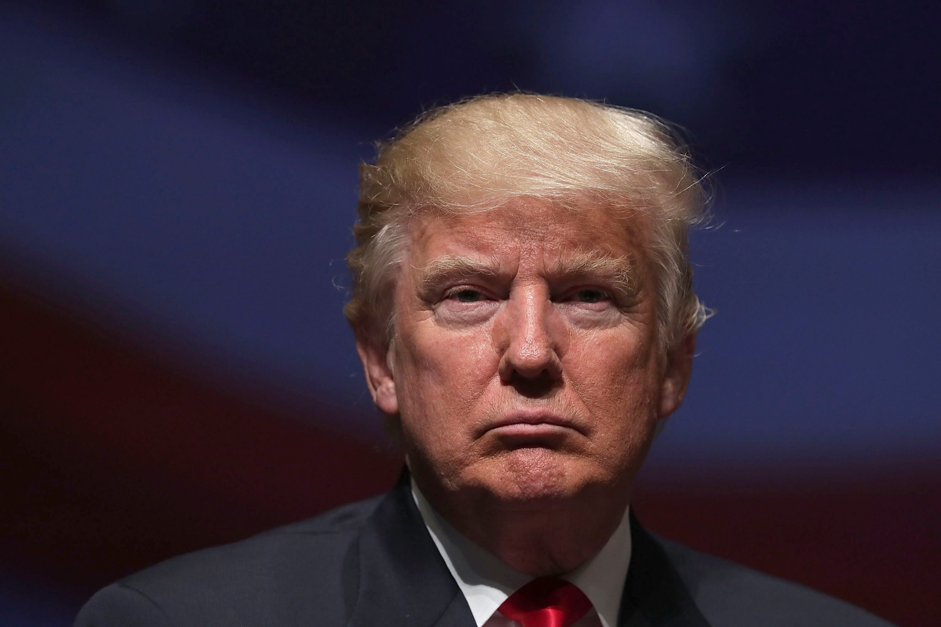 El candidato presidencial republicano Donald Trump hace una pausa durante un evento de campaña el 6 de septiembre de 2016 en Virginia Beach, Virginia. | Foto: Getty Images