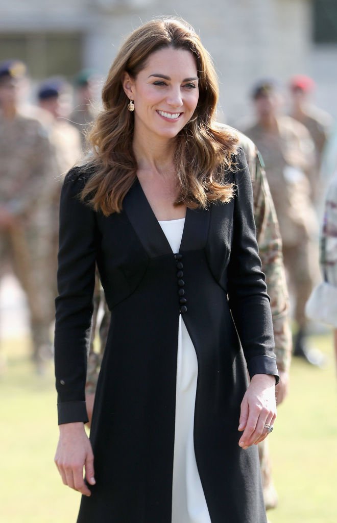 Kate Middleton lors d'une visite à un centre canin de l'armée. | Photo : Getty Images