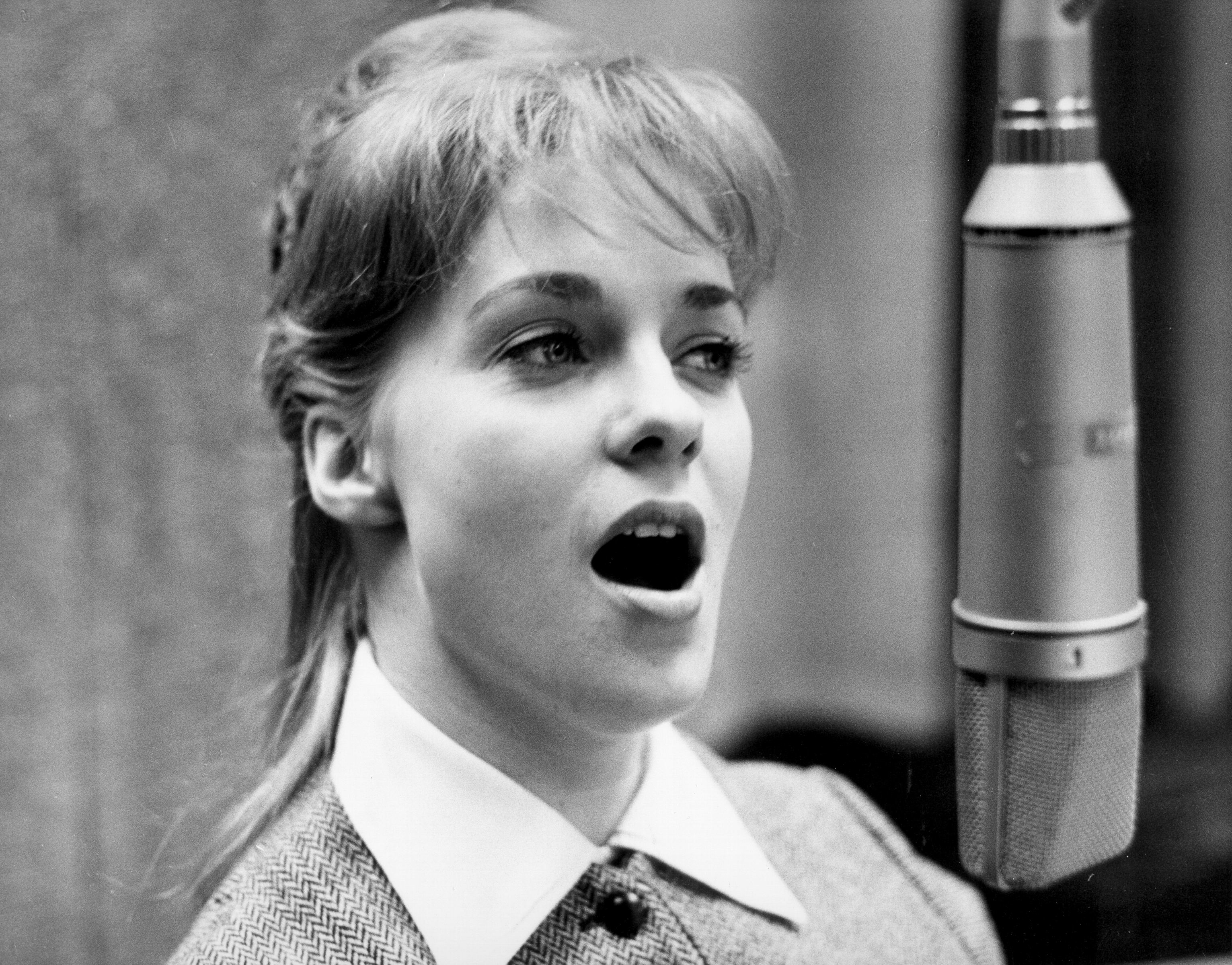 The singer performing, circa 1970 | Source: Getty Images