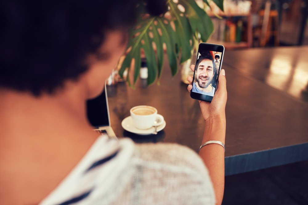 Joven y mujer conversando a través de una videollamada en un smartphone. I Foto: Shutterstock