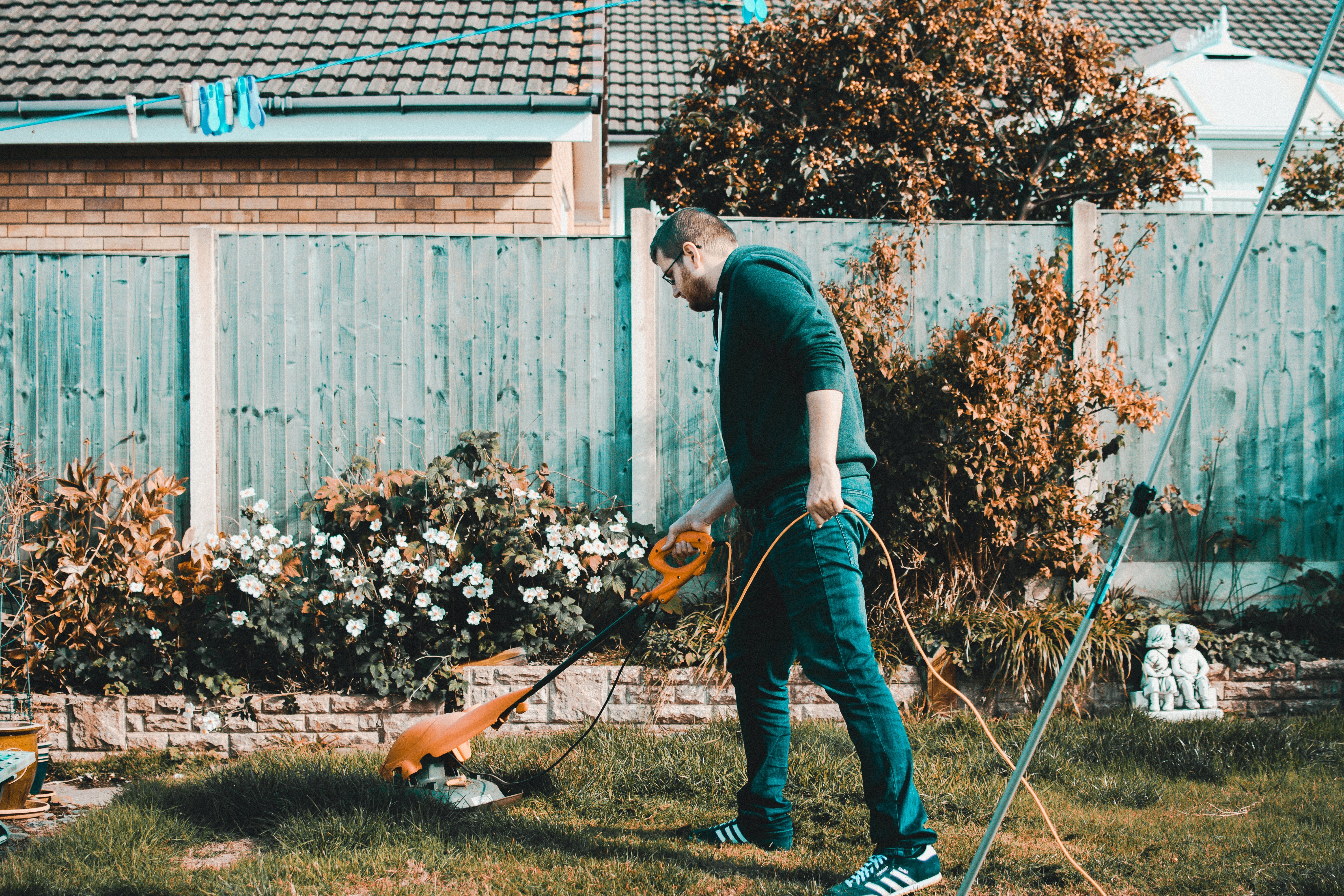 Hombre haciendo jardinería. | Foto: Pexels