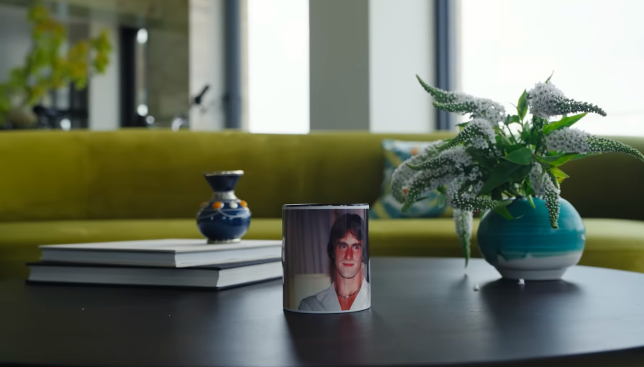 Family memories turn up even in the smallest decorative details. This portrait-covered object makes an otherwise beautifully styled coffee table feel far more intimate. | Source: YouTube/Architectural Digest