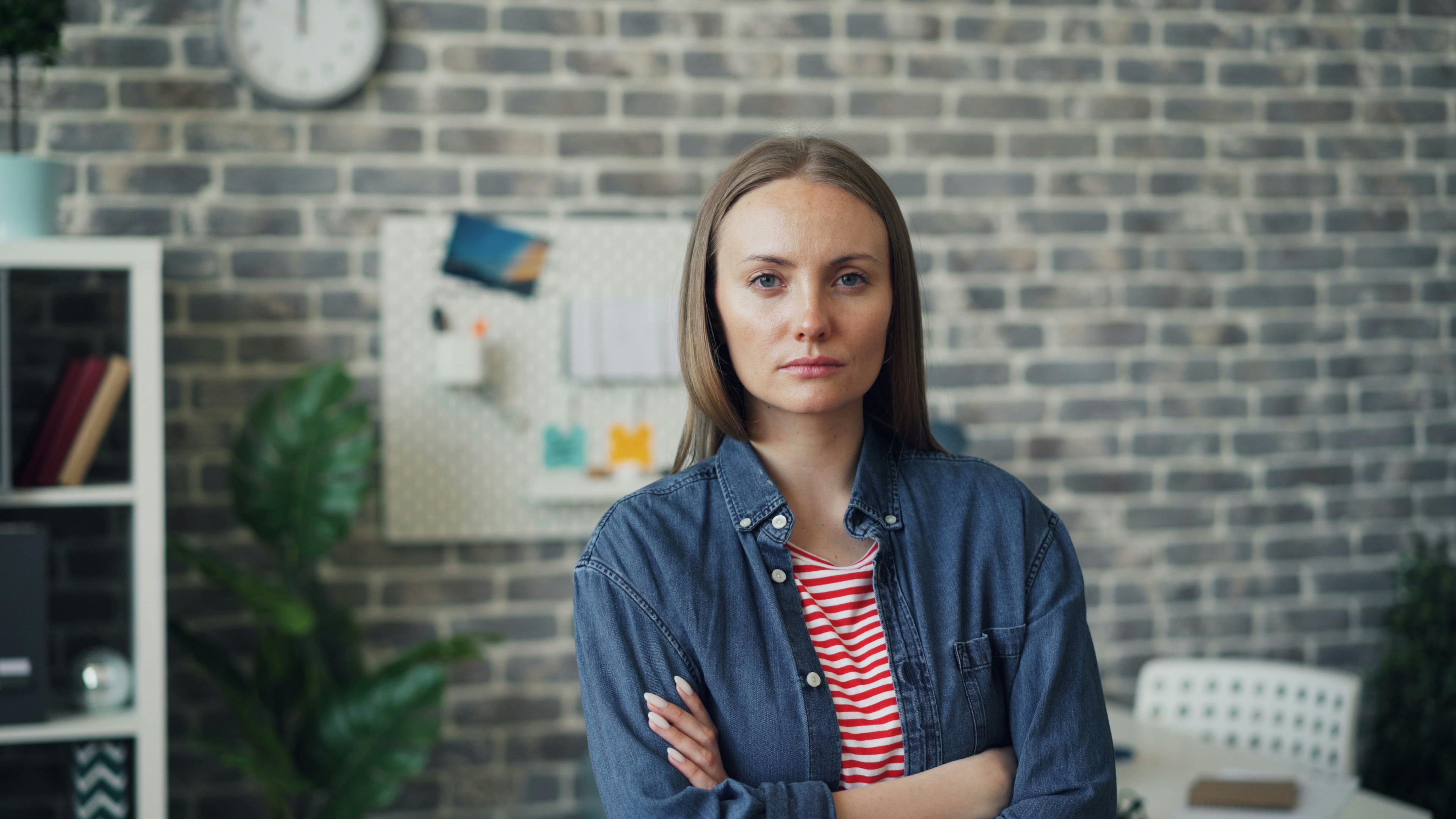 Serious woman with folded hands | Source: Pexels