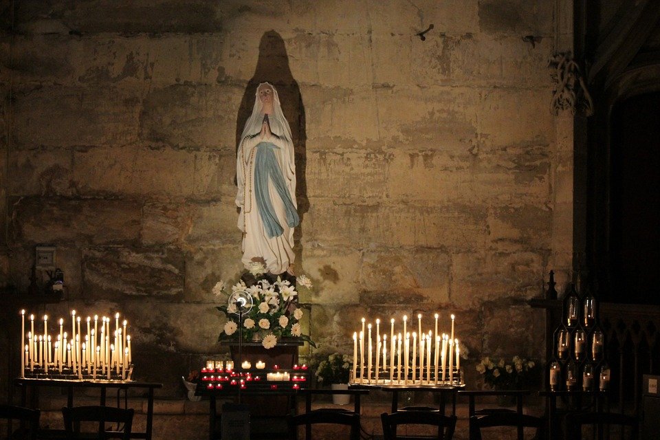 Los feligreses visitan a la virgen en la iglesia.|Fuente: Pixabay Los feligreses visitan a la virgen en la iglesia.|Fuente: Pixabay