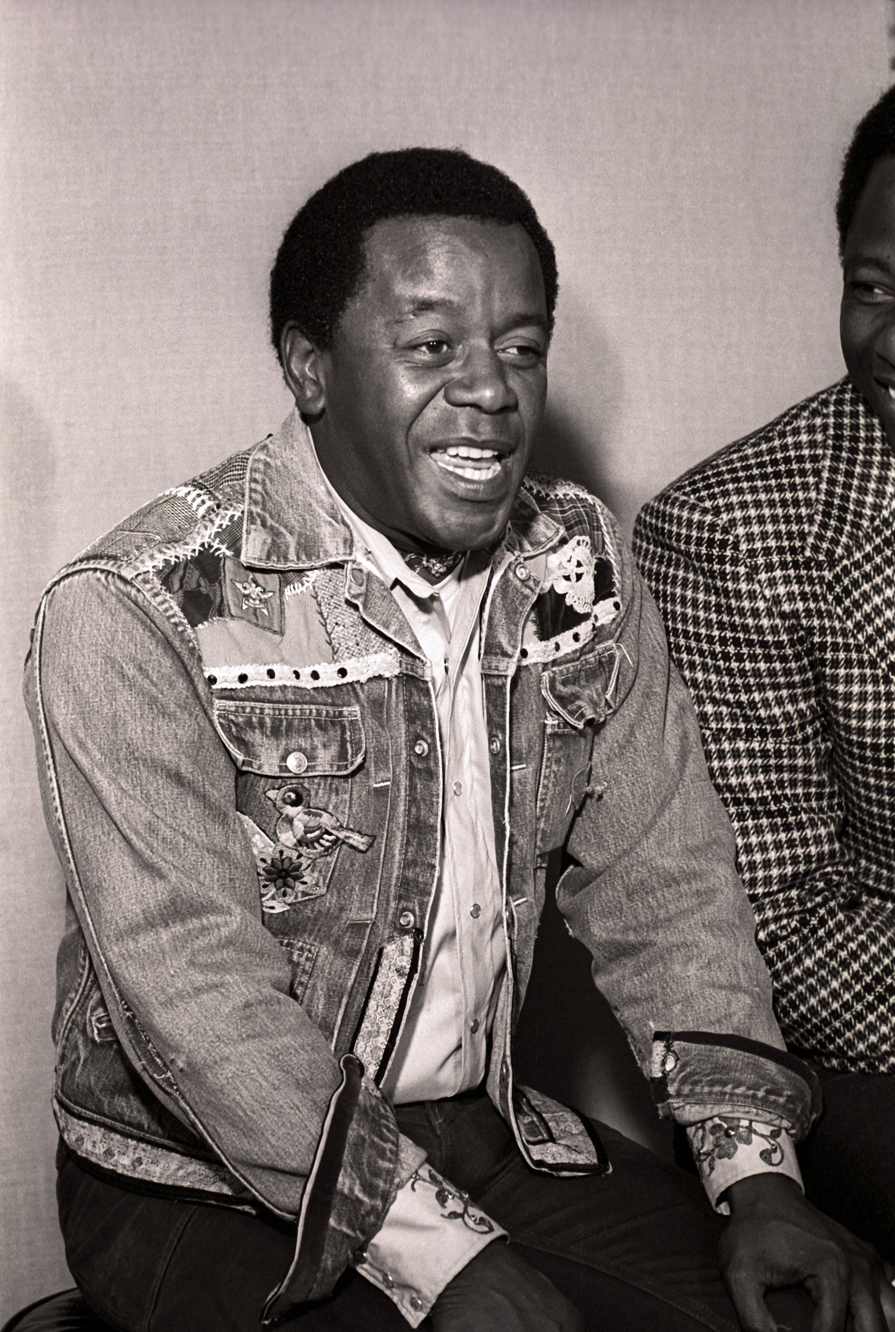  Flip Wilson talks during a press conference before filming NBC-TV's "The Flip Wilson Show" while sitting next to Hank Aaron on October 15, 1973 | Photo: Getty Images