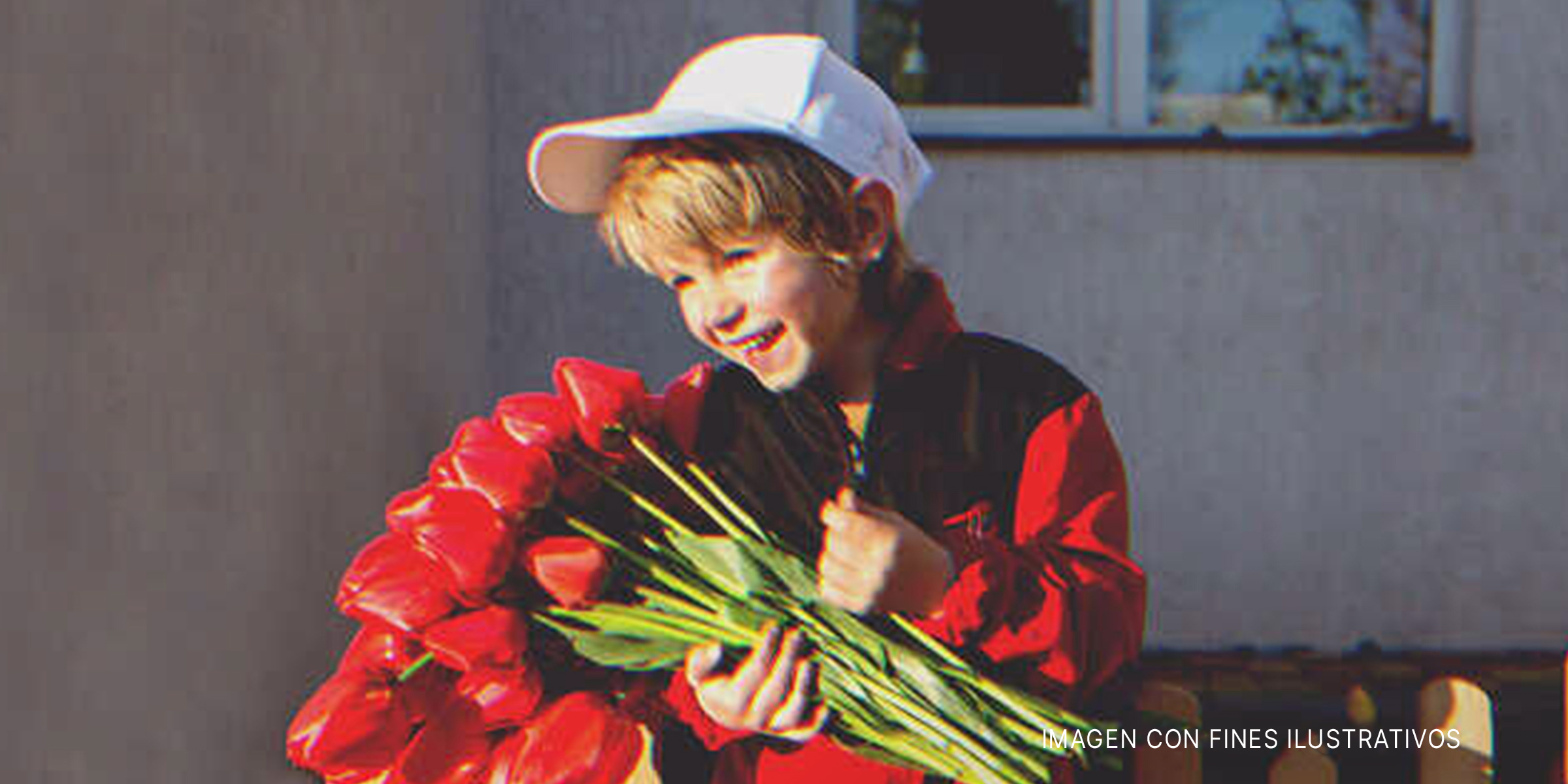 Niño con un ramo de flores | Foto: Shutterstock