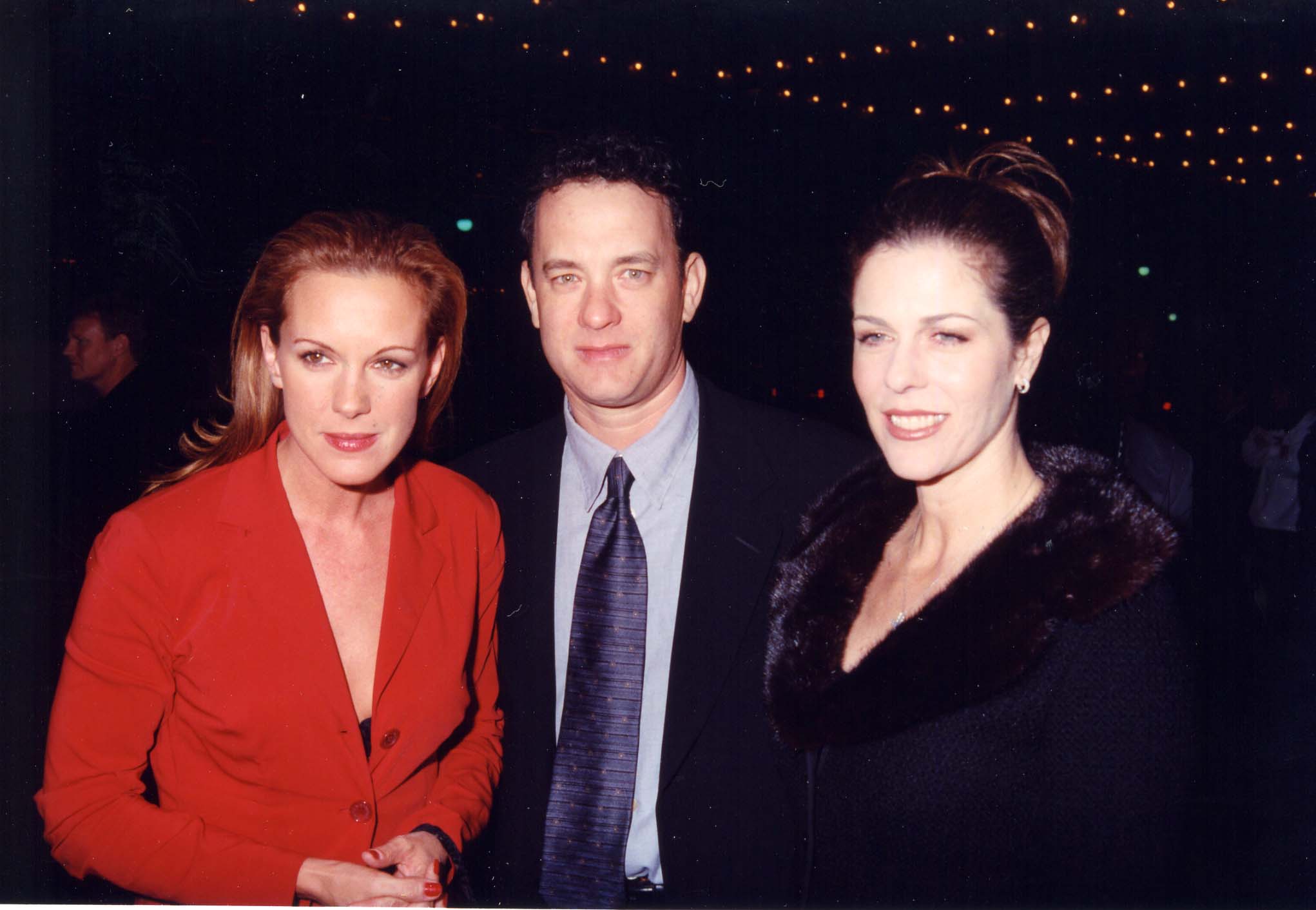 Elizabeth Perkins, Tom Hanks and Rita Wilson at the "Earth to Moon" premiere in Los Angeles, 1998 | Source: Getty Images