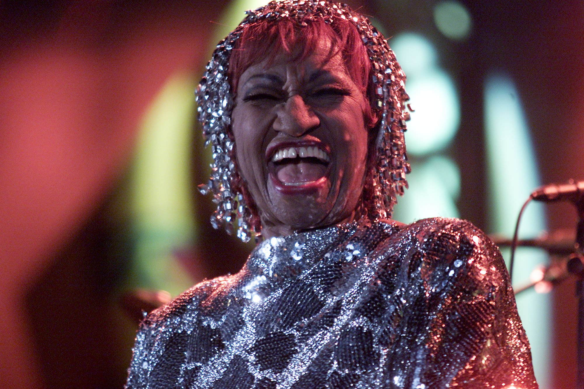 Celia Cruz en presentación durante el Tributo a la Persona del Año de la Academia a Julio Iglesias en el Hotel Beverly Hilton en Los Ángeles, California en 2001 || Fuente: Getty Images Celia Cruz en presentación durante el Tributo a la Persona del Año de la Academia a Julio Iglesias en el Hotel Beverly Hilton en Los Ángeles, California en 2001 || Fuente: Getty Images