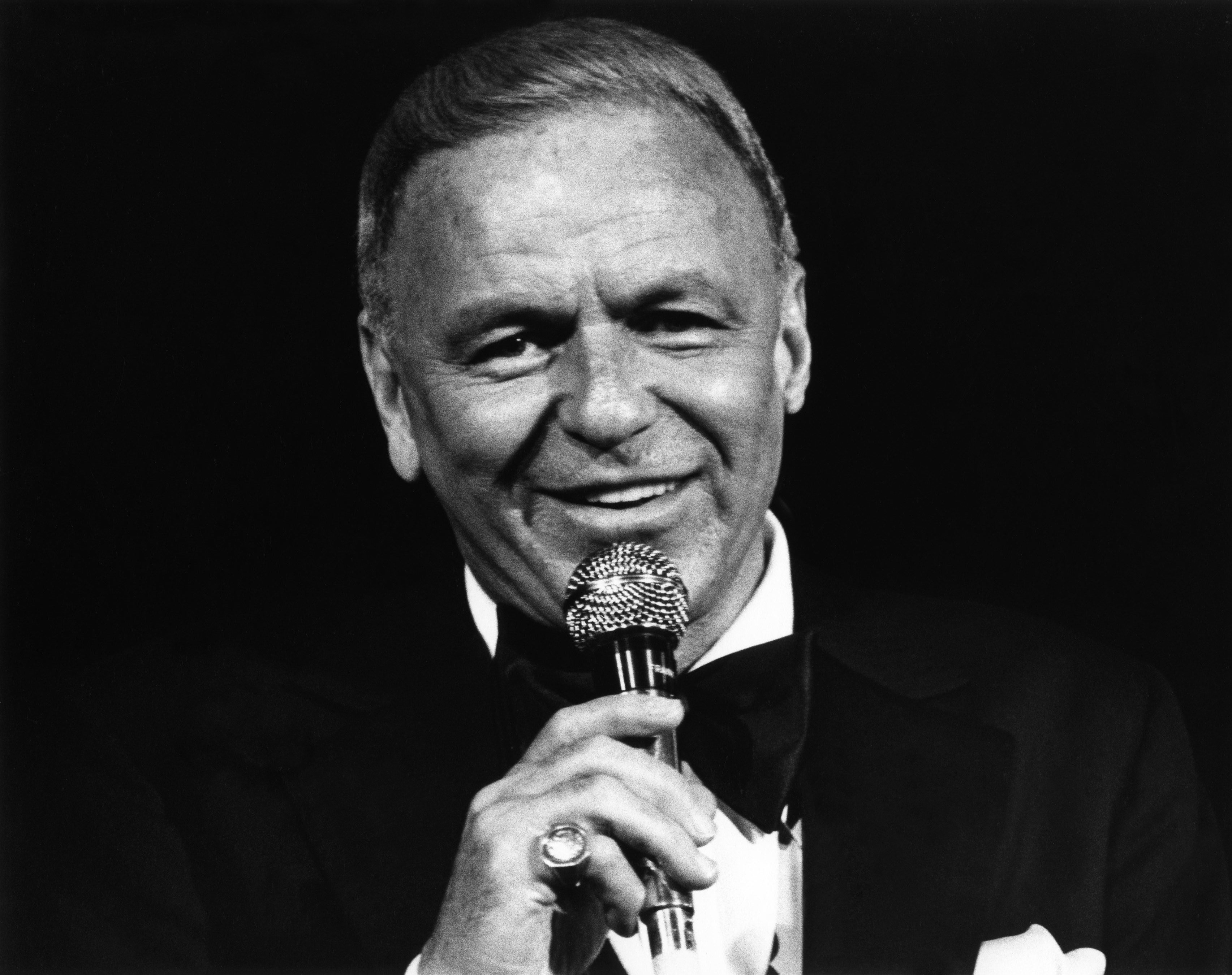 : Singer Frank Sinatra performs at The Universal Amphitheatre on July 6, 1980 in Universal City, Los Angeles, California | Photos: Getty Images