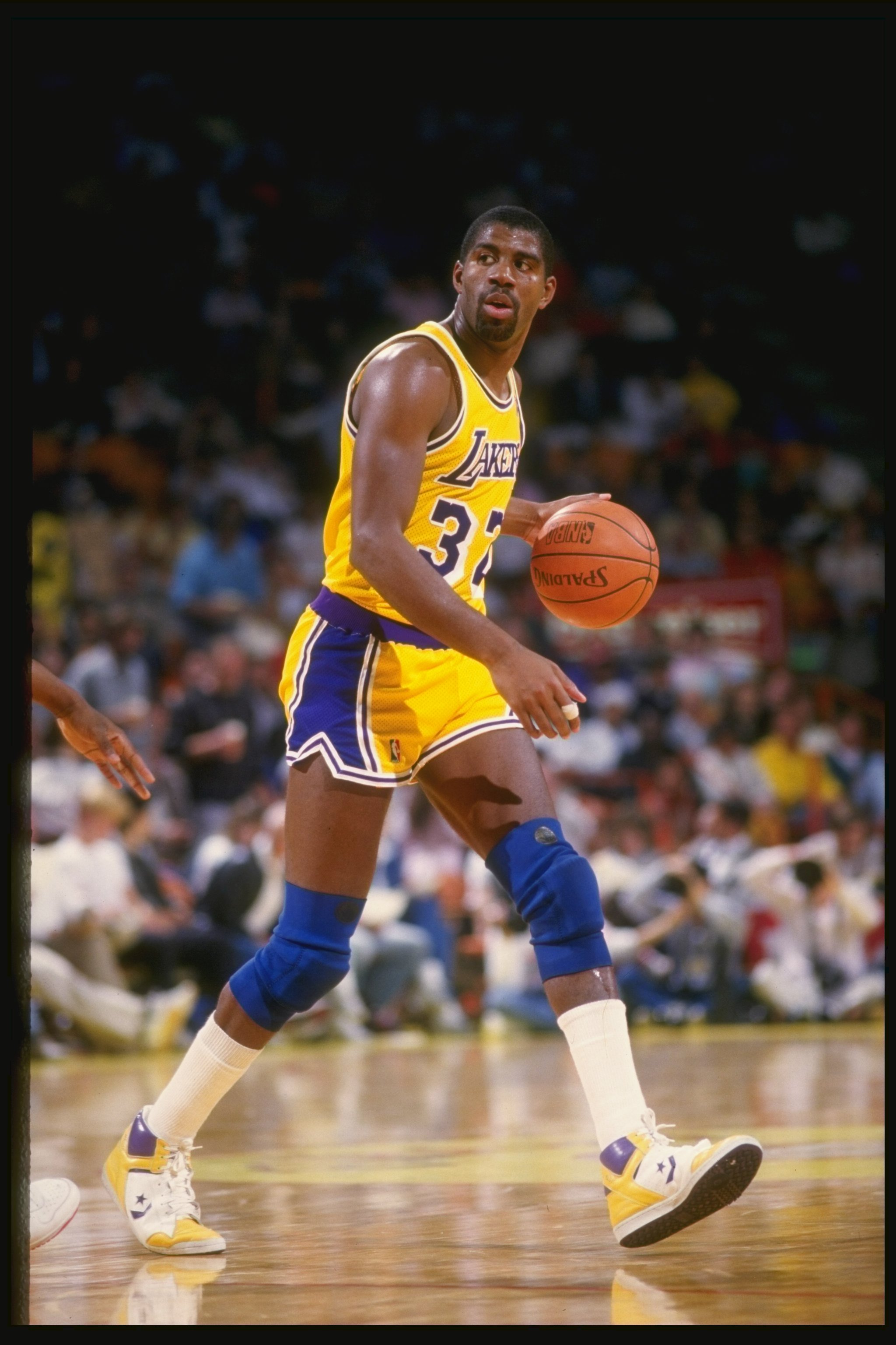 Former Los Angeles Lakers baller Magic Johnson dribbles the ball during a game at the Great Western Forum in Inglewood, California circa 1987. | Source: Getty Images