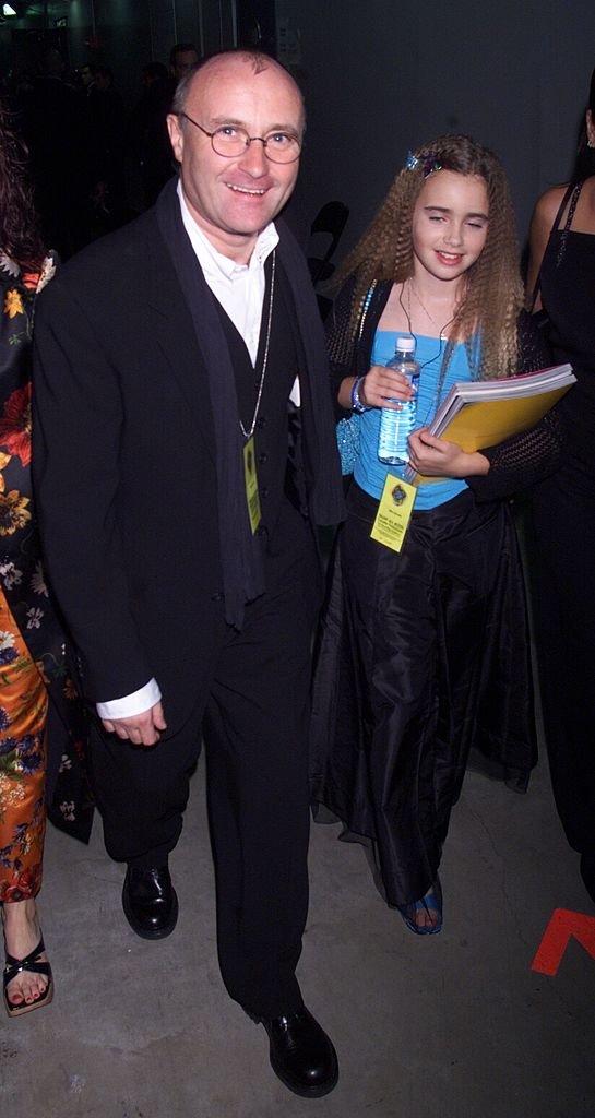 Phil Collins et sa fille Lily lors des Grammy Awards 2000 à Los Angeles. | Photo : Getty Images