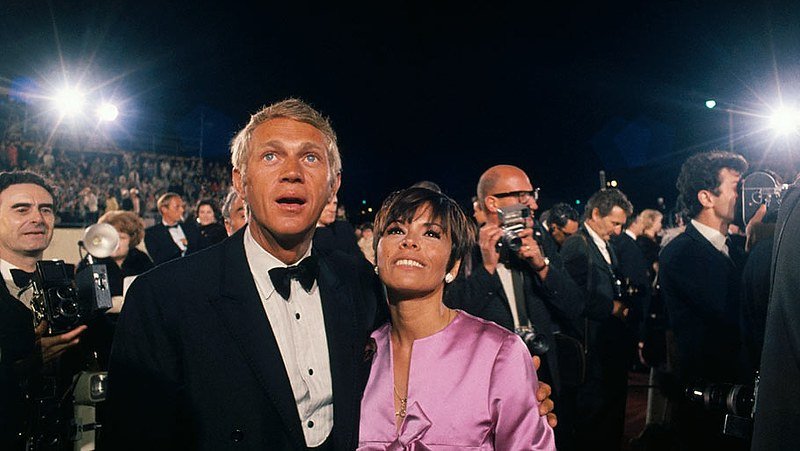 Steve McQueen y su esposa Neile Adams en los Premios de la Academia de 1967. | Foto: Flickr Steve McQueen y su esposa Neile Adams en los Premios de la Academia de 1967. | Foto: Flickr