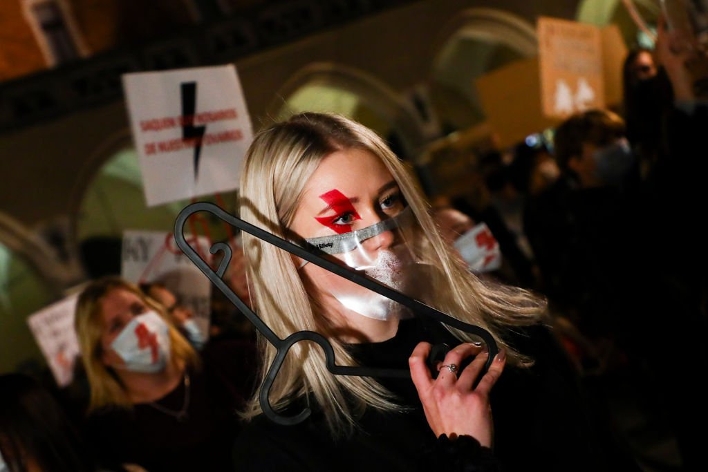 Una manifestante en Cracovia, Polonia el 27 de octubre de 2020. | Foto: Getty Images Una manifestante en Cracovia, Polonia el 27 de octubre de 2020. | Foto: Getty Images