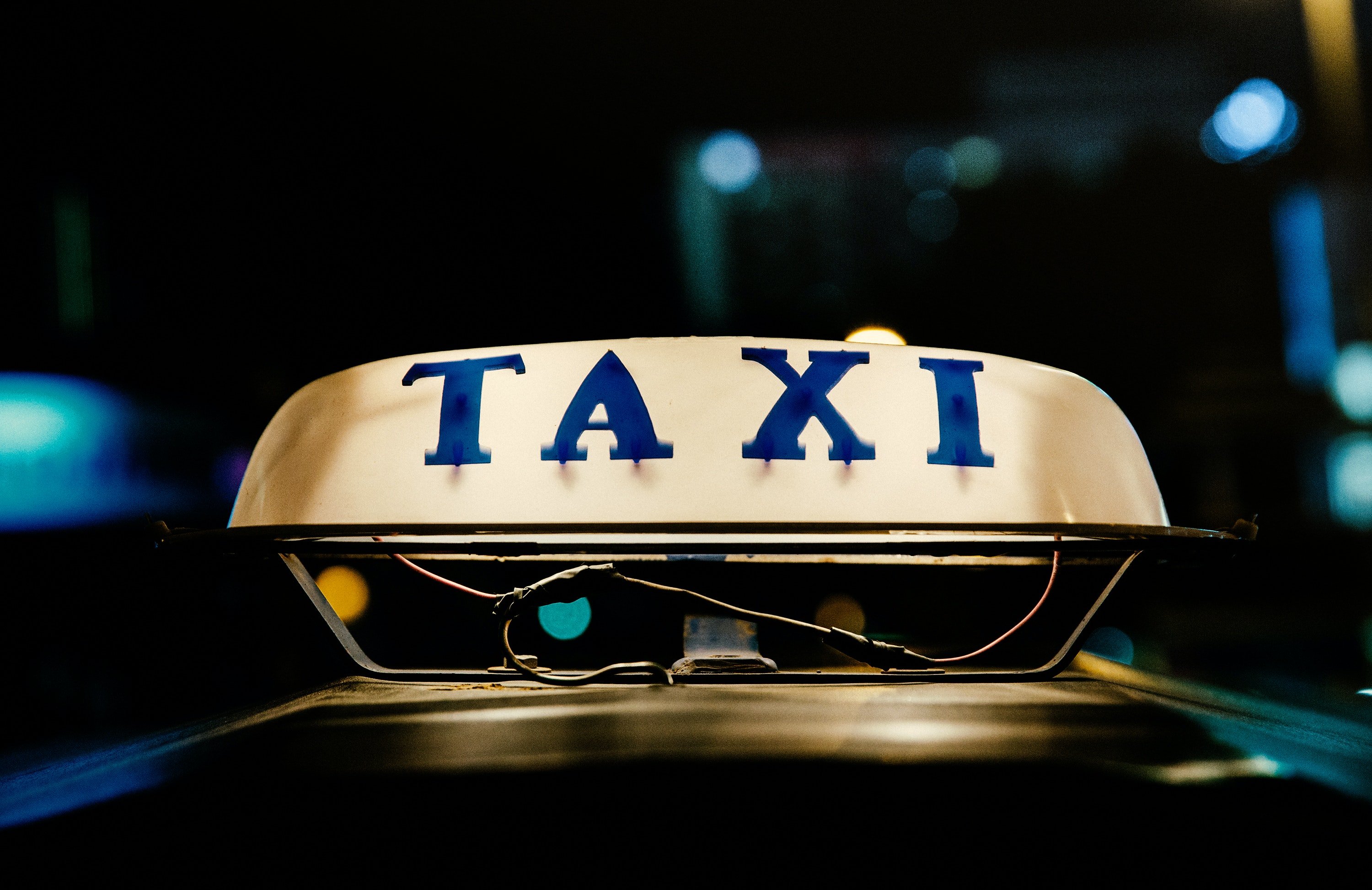 Der Mann nahm ein Taxi und fuhr schließlich davon. | Quelle: Pexel