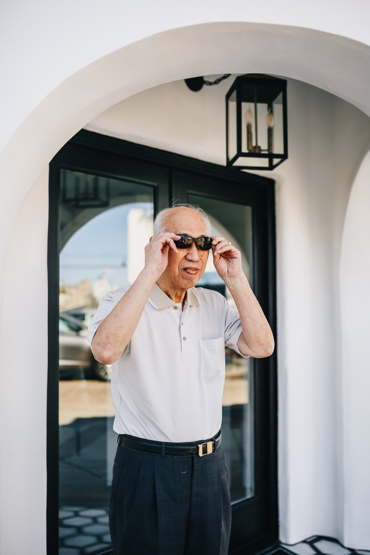 Hombre mayor usando gafas de sol. | Foto: Pexels