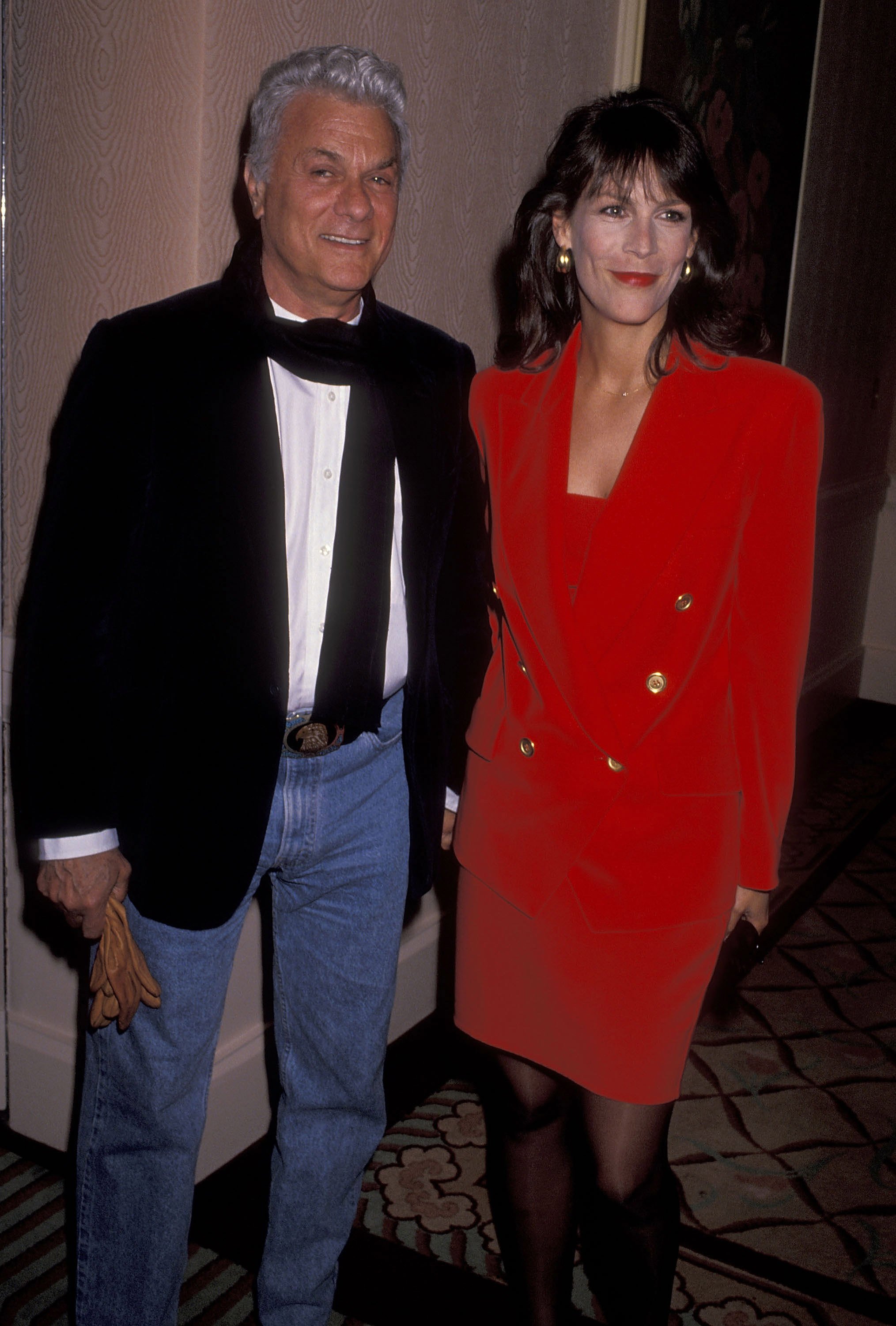 Tony Curtis and Jamie Lee Curtis attend the American Women in Radio & Television - Southern California Chapter's 36th Annual Genii Awards at Beverly Hills Hotel on May 30, 1991 in Beverly Hills, California ┃Source: Getty Images