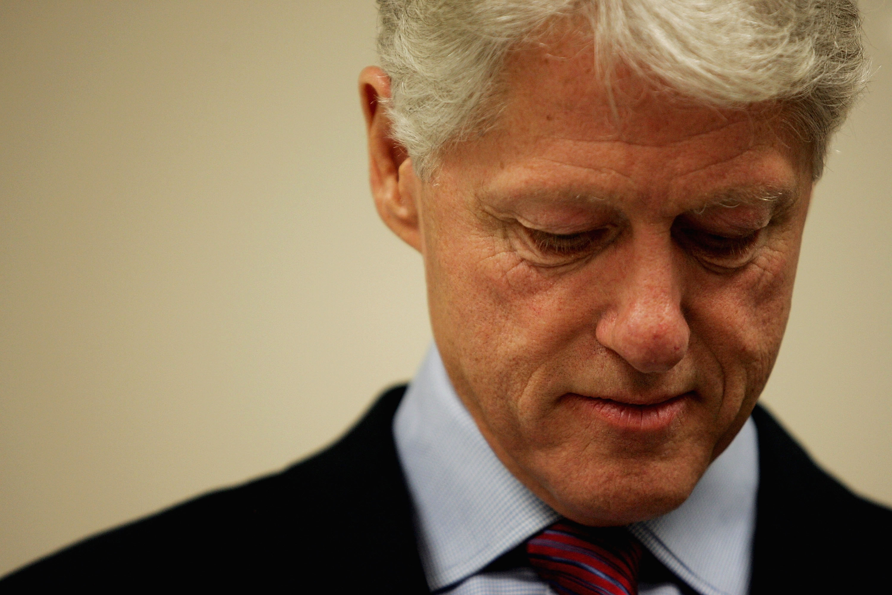 Bill Clinton attends the Westchester Medical Center's Ambulatory Cardiac Catheterization Center opening in Valhalla, New York on December 23, 2004 | Source: Getty Images