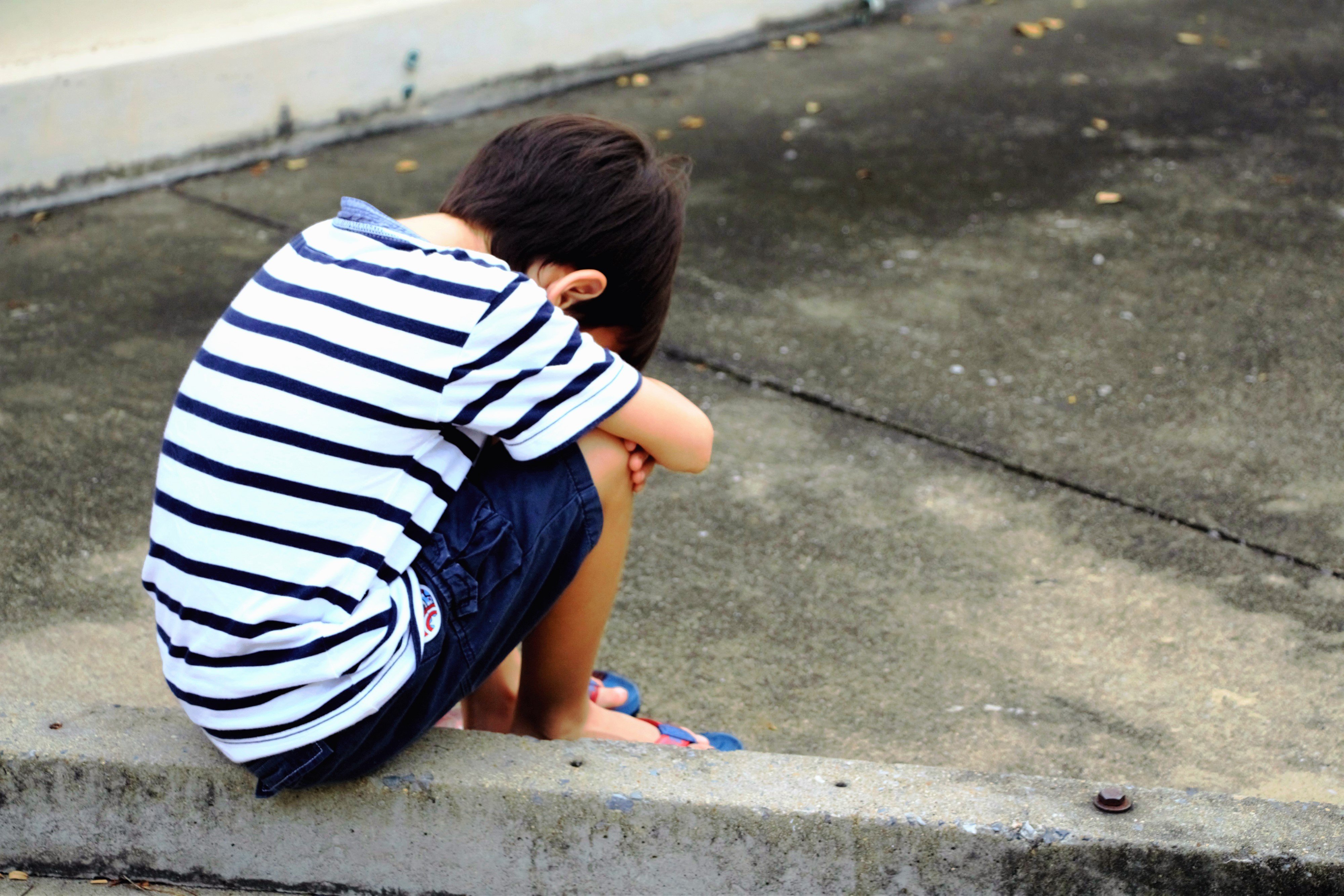 Un enfant triste. | Photo : Shutterstock
