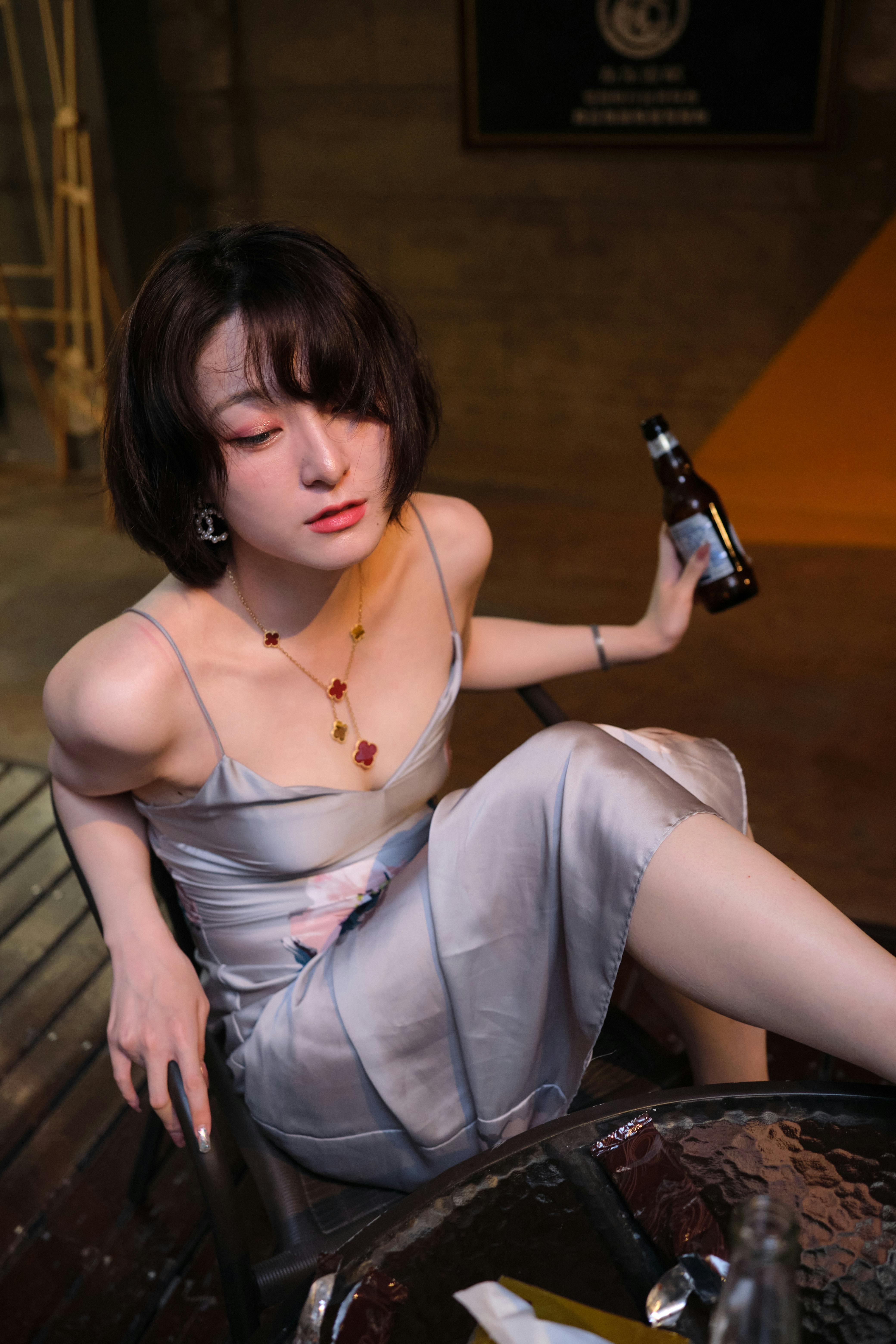 A drunk woman with a beer bottle | Source: Pexels