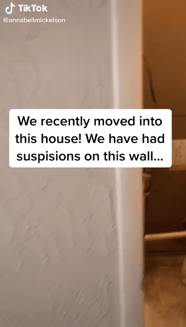 Die Familie war misstrauisch wegen einer Wand in ihrem neuen Haus. | Quelle: TikTok/ishotyouinthefacebye
