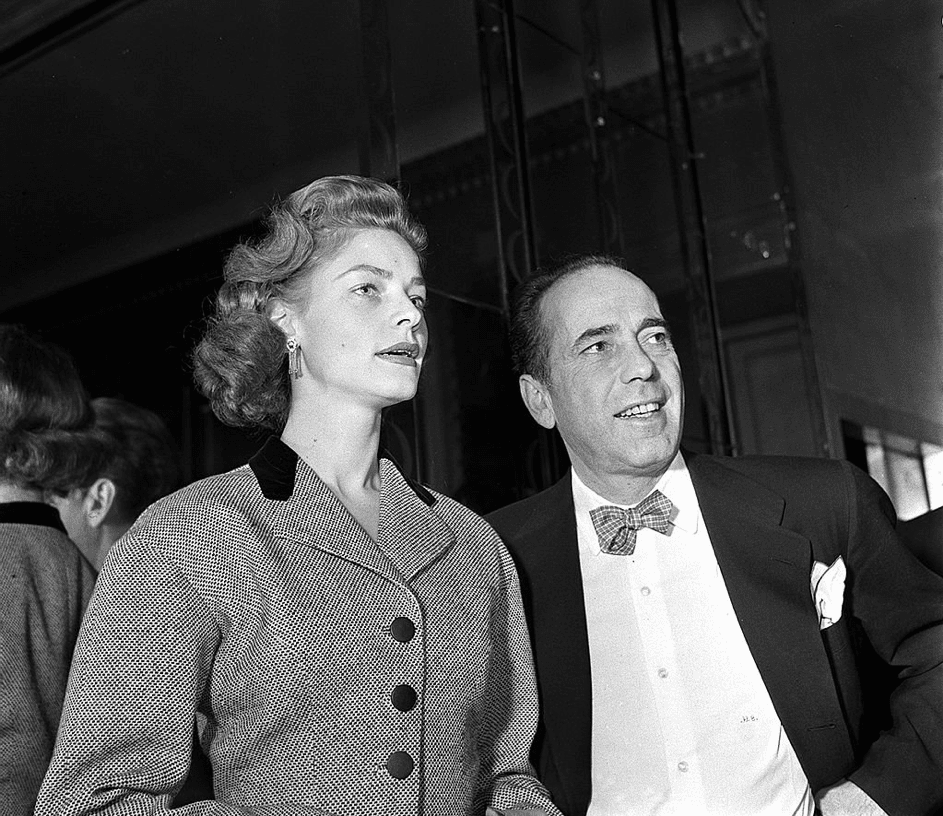 Der Legendäre Schauspieler Humphrey Bogart mit seiner Frau und Schauspielerin Lauren Bacall bei einer Pressekonferenz bei Claridges in London, 1951. | Quelle: Getty Images