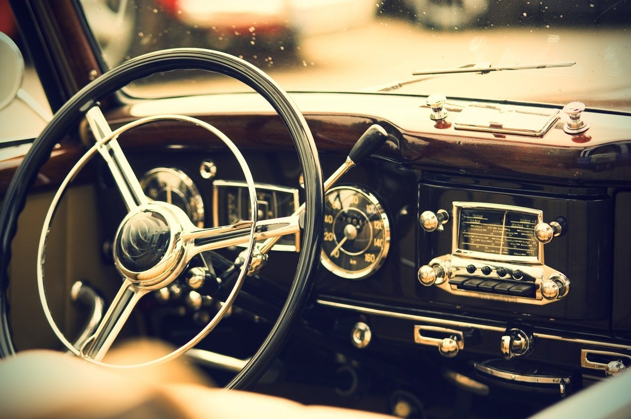 Steering wheel of an antique car. | Source: Pexels