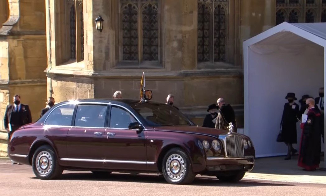 La Reina a punto de irse de la capilla. |Foto: YouTube/ElPais
