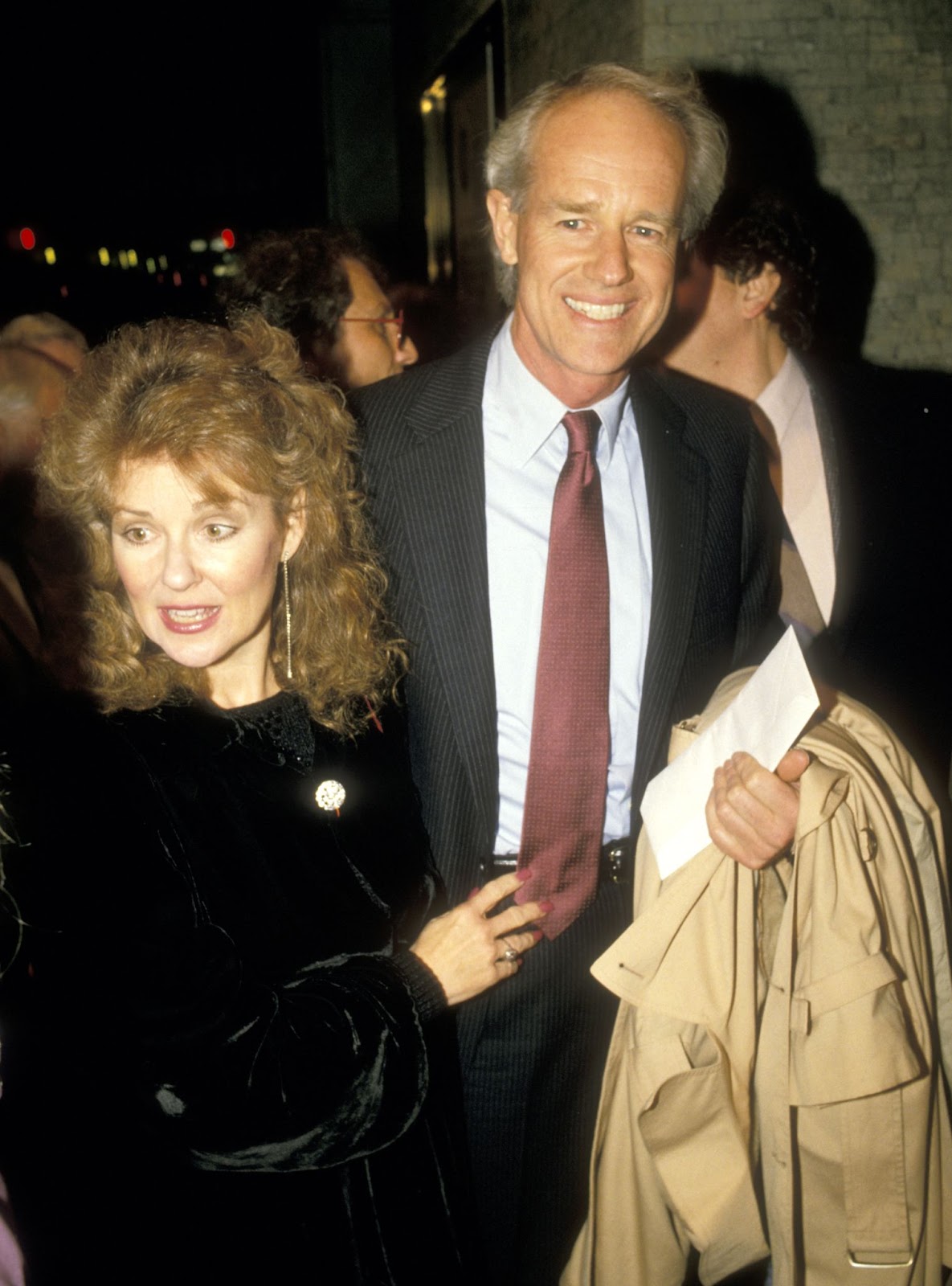 Mike Farrell and his wife at the "Dominick and Eugene" premiere on March 14, 1988, in New York. | Source: Getty Images