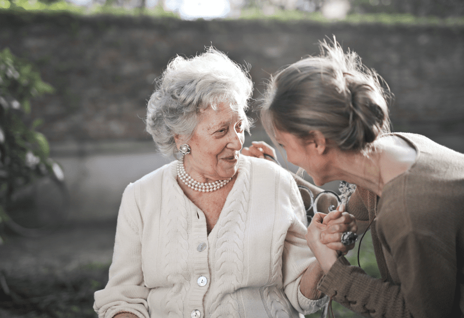 Ops Tante traf die Oma nur einmal wöchentlich. | Quelle: Pexels