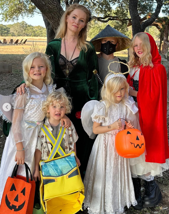 Kimberly Van Der Beek celebrate Halloween with her children, posted on October 31, 2024 | Source: instagram.com/vanderkimberly