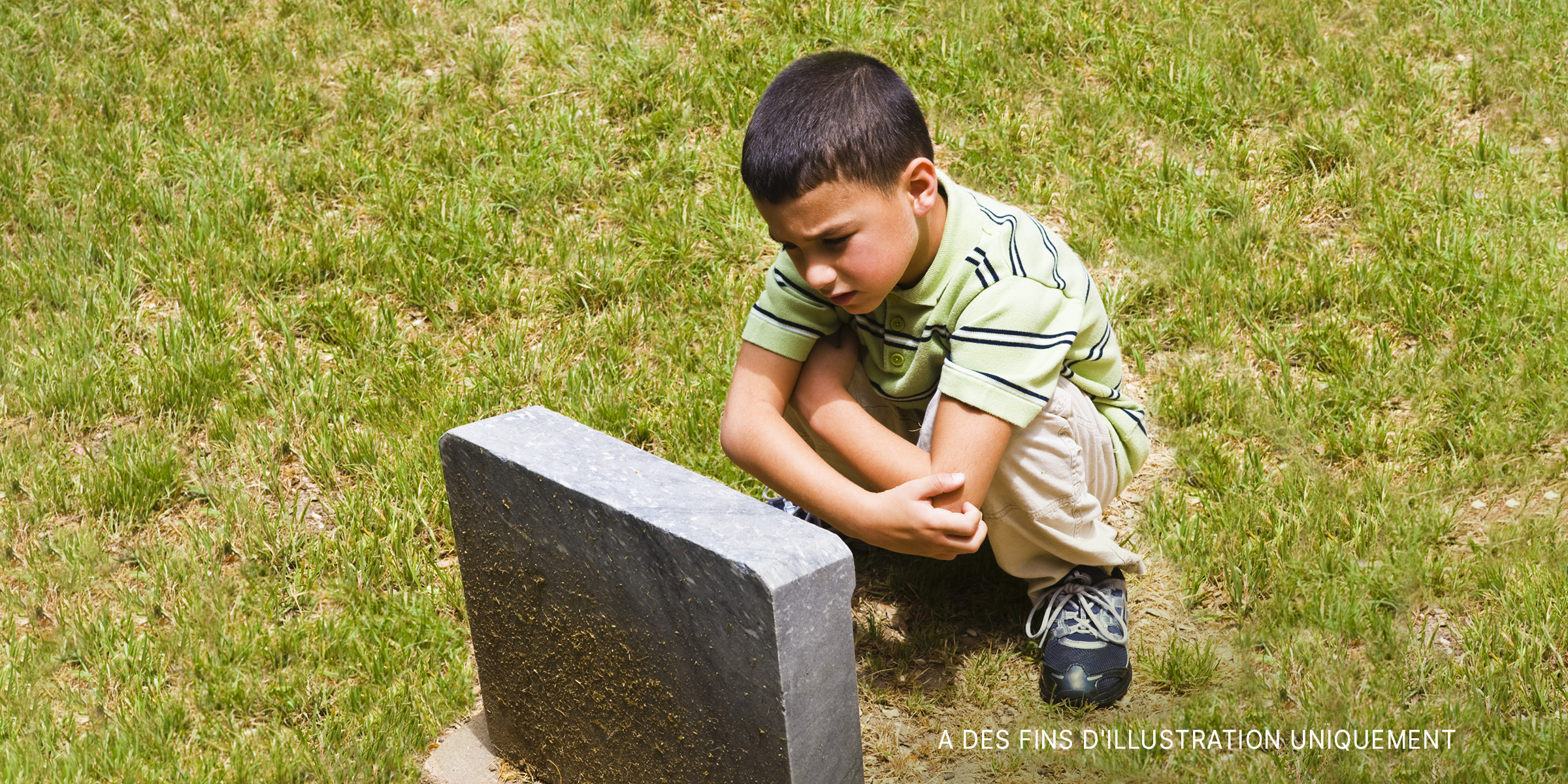 Un garçon triste près d'une tombe. | Source : Getty Images