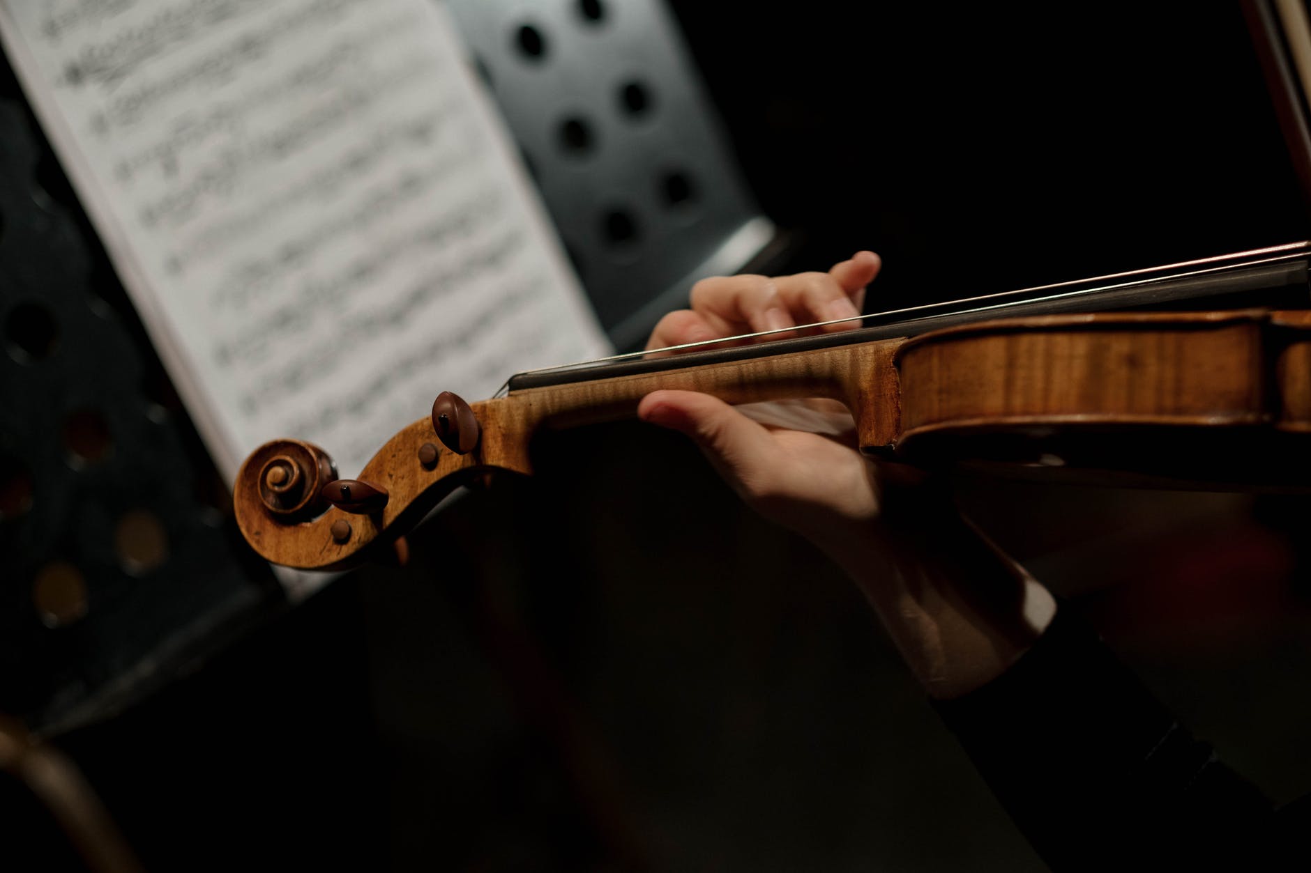 Un violín y una partitura. | Foto: Pexels