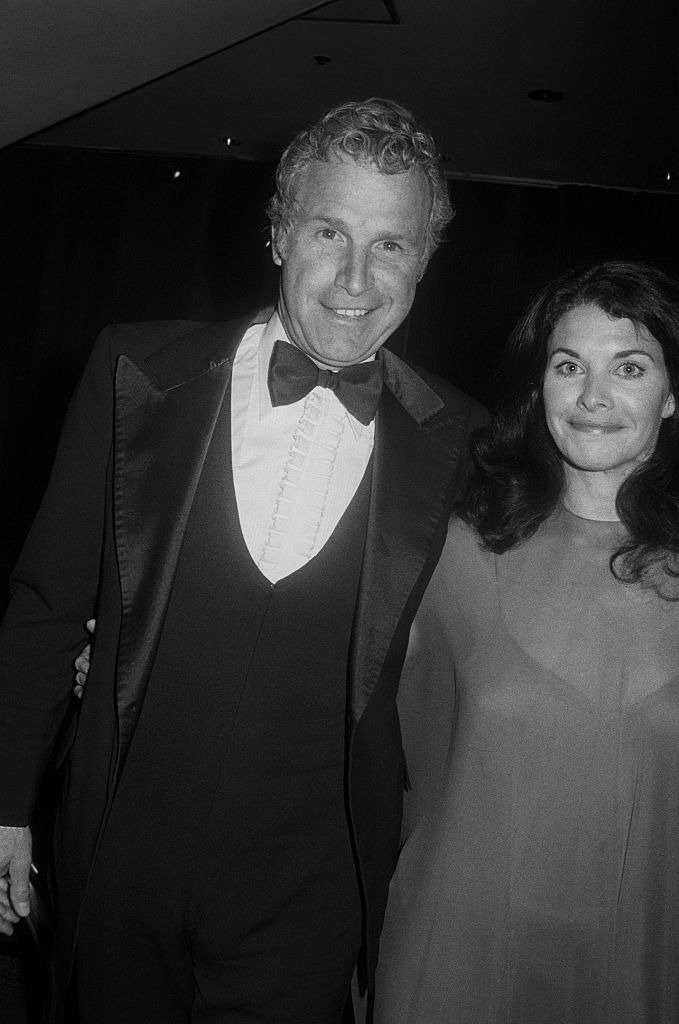  Wayne Rogers with \Sherry Lansing at a formal event; circa 1970 | Photo: Getty Images