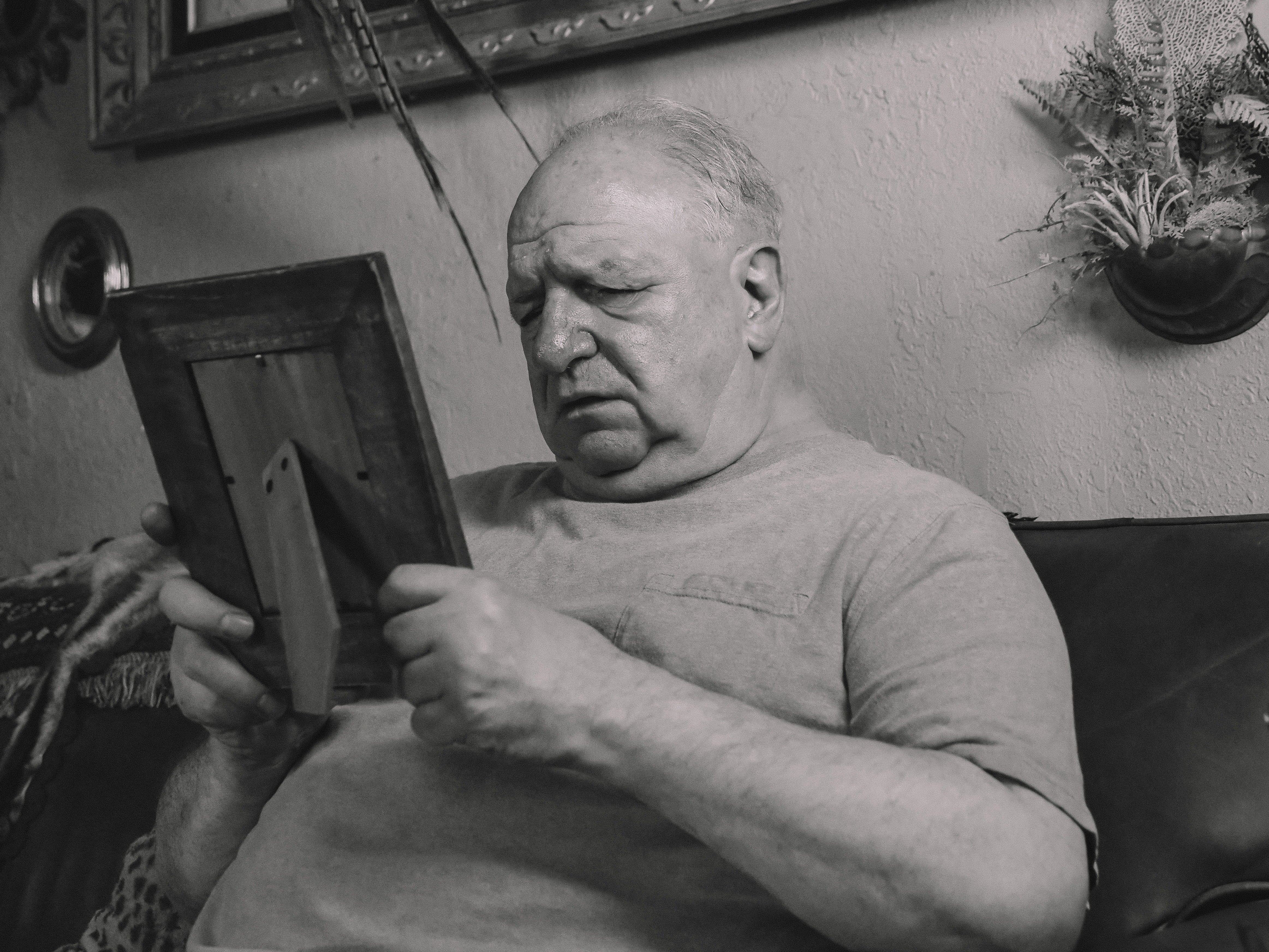 Anciano viendo una fotografía. | Foto: Pexels