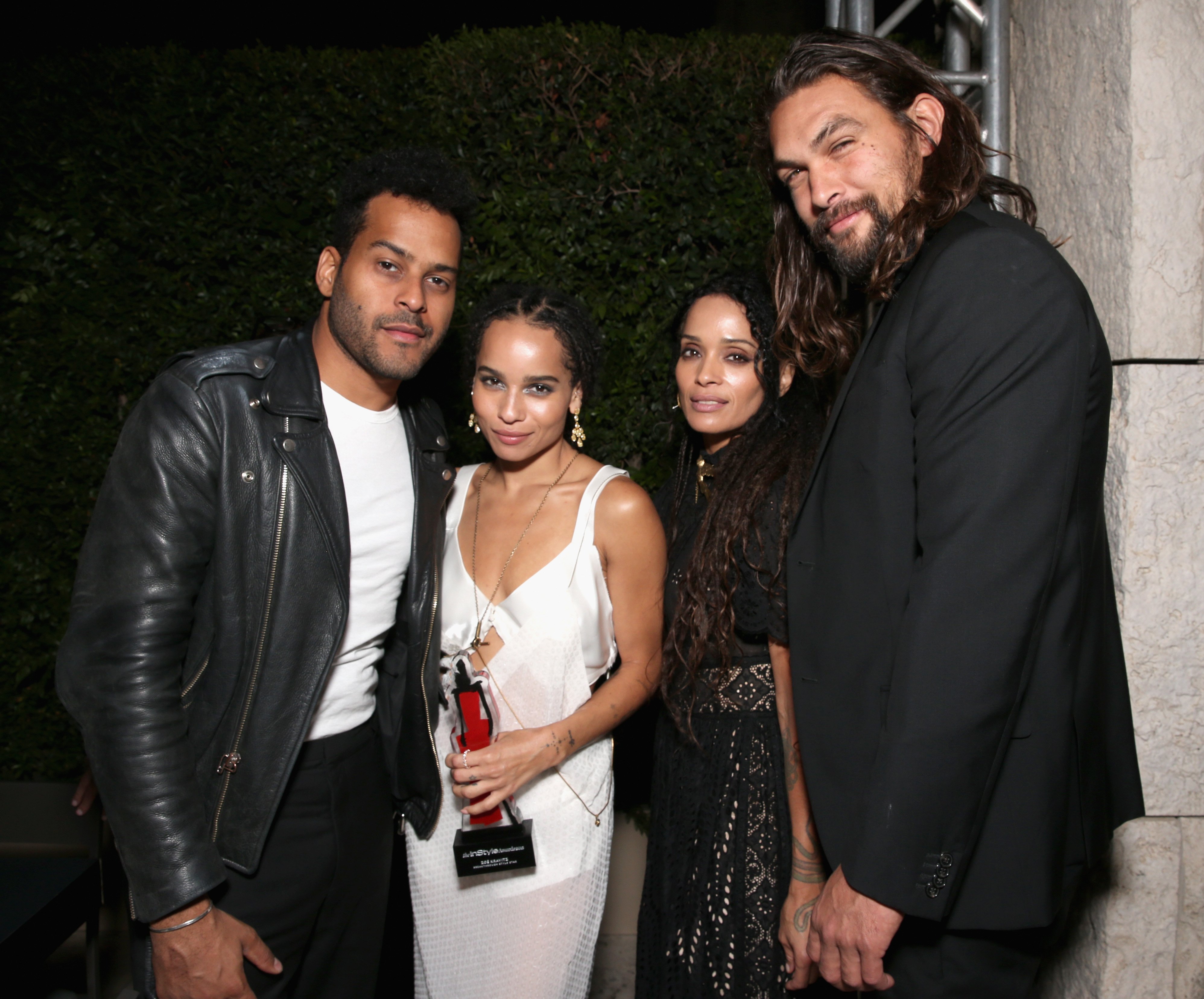 (L-R) Singer Twin Shadow, Zoë Kravitz,  Lisa Bonet & Jason Momoa at the InStyle Awards on Oct. 26, 2015 in California | Photo: Getty Images