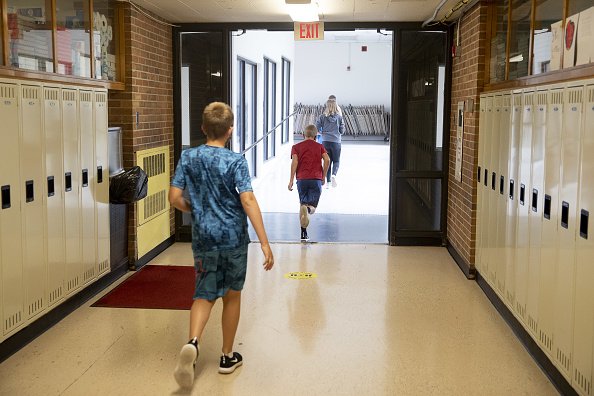 Des élèves marchent dans le couloir du lycée Logan Jr. à Princeton, Illinois, États-Unis, le mardi 1er septembre 2020. | Photo : Getty Images Des élèves marchent dans le couloir du lycée Logan Jr. à Princeton, Illinois, États-Unis, le mardi 1er septembre 2020. | Photo : Getty Images