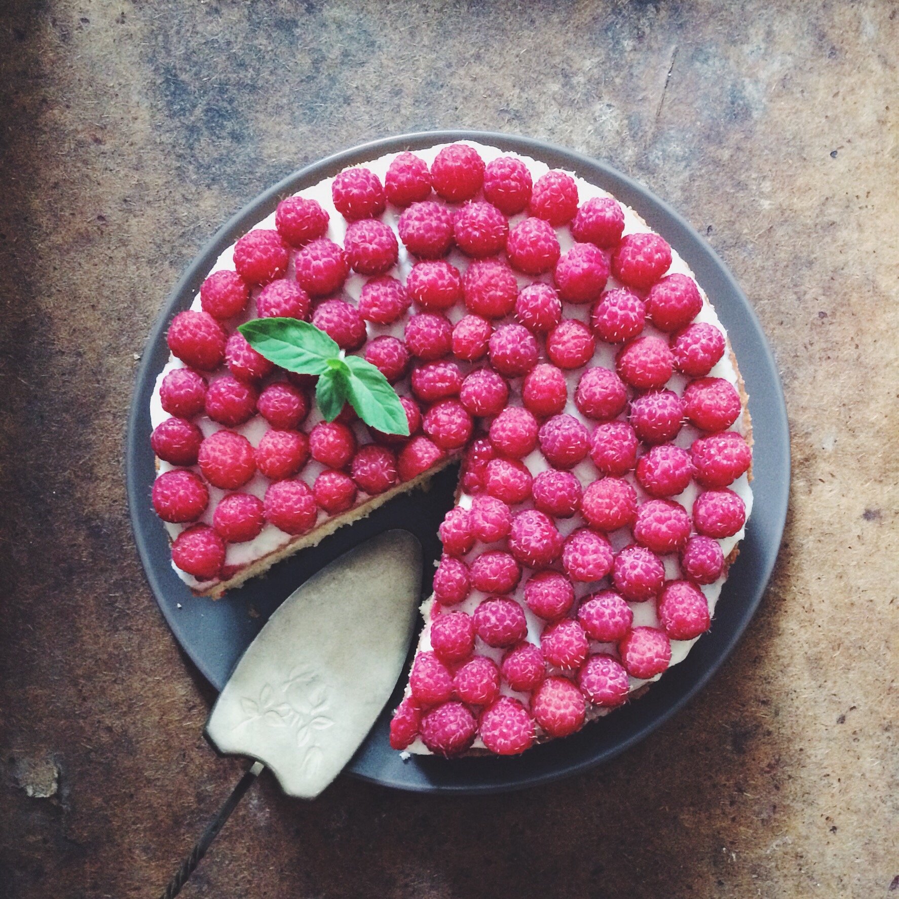 A raspberry cake. | Source: Reshot