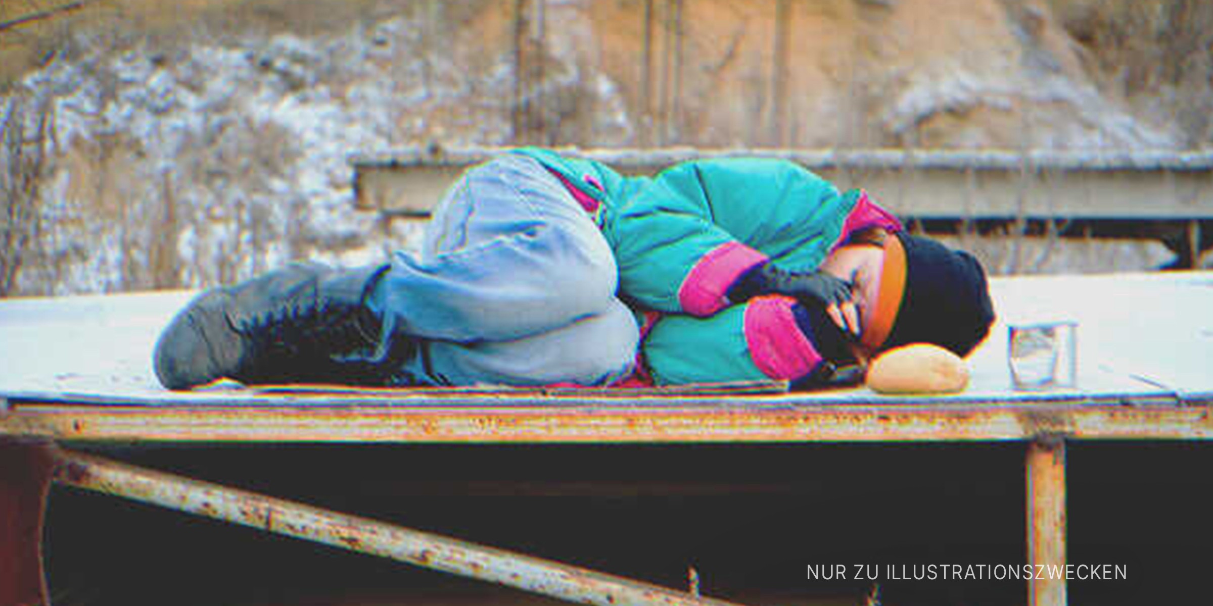 Frau ohne Obdach in der Kälte | Quelle: Getty Images